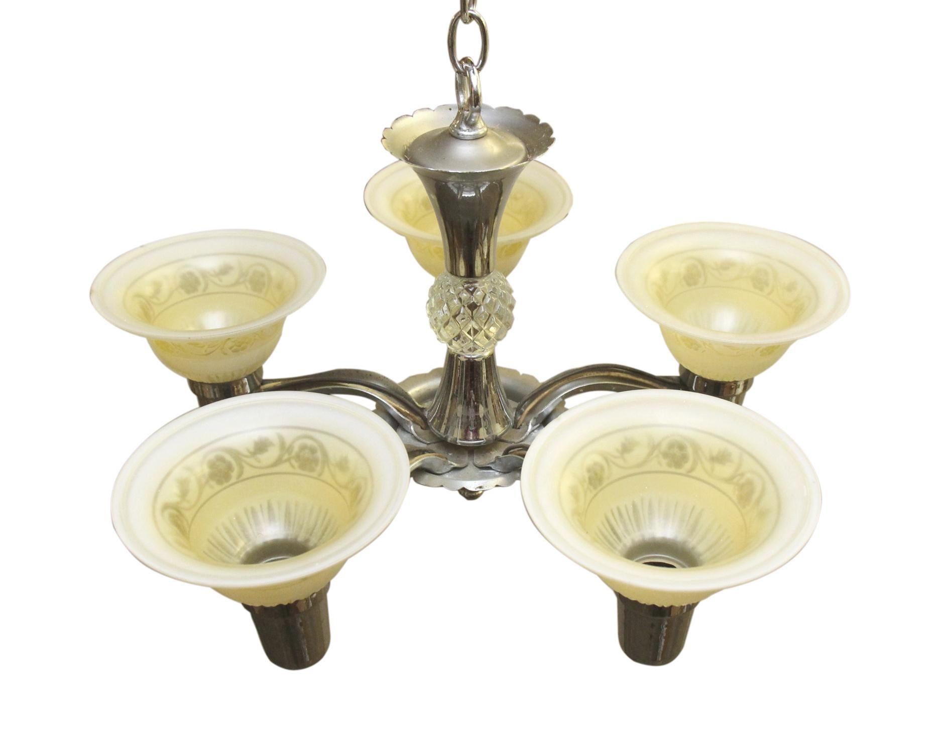 Laiton 1930s Lustre traditionnel à 5 lumières à abat-jour en nickel en vente
