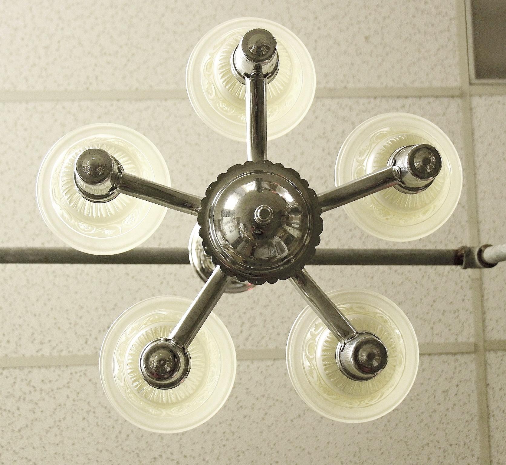 1930s Lustre traditionnel à 5 lumières à abat-jour en nickel en vente 1