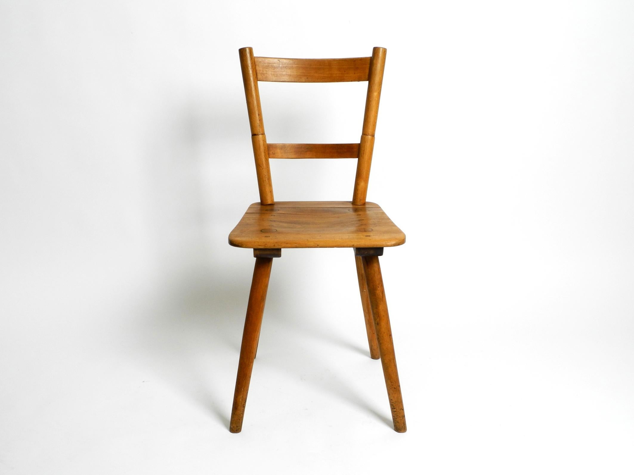 Original Tübinger Stuhl aus den 1930er Jahren von Prof. Adolf Gustav Schneck für Schäfer. Hergestellt in Deutschland.
Sitz aus Rotbuchenlatten. Alle Teile geklebt und eingesetzt. Keine Metallschrauben.
Der Tübinger Stuhl wurde jahrzehntelang von der