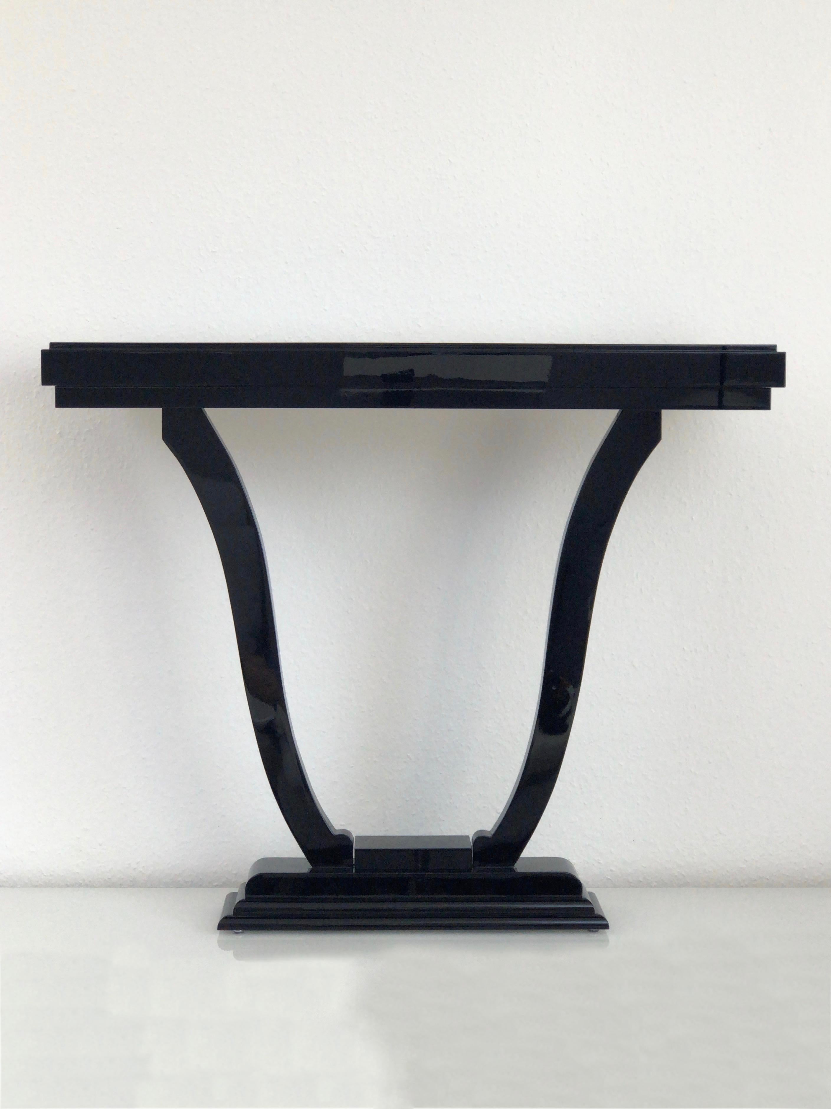 Black high gloss piano lacquered console table. 
Original tulip-shaped foot with a new tabletop. In French it is called 