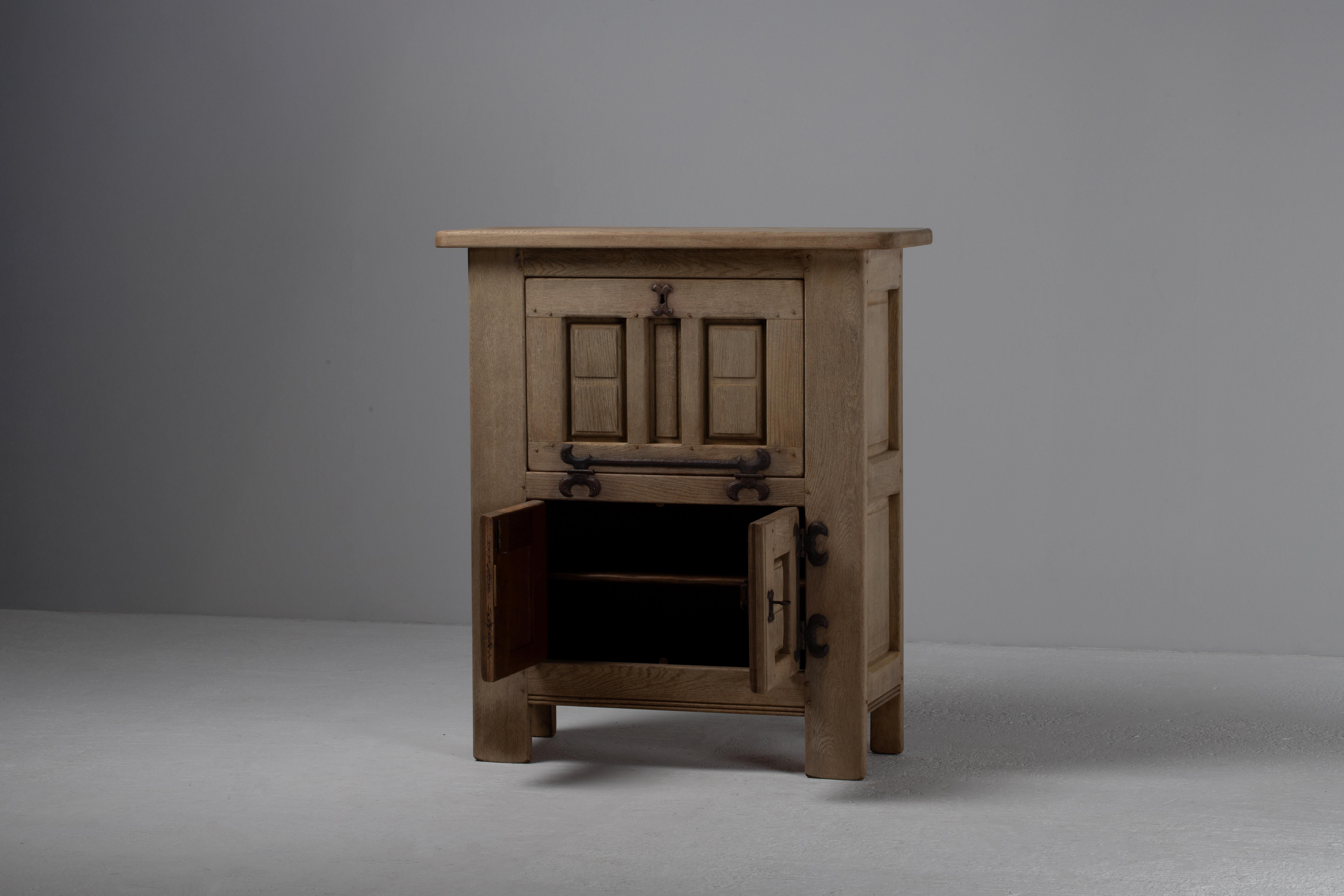 1940s Brutalista Francés, Armario de Roble Macizo Moderno de mediados de siglo en venta