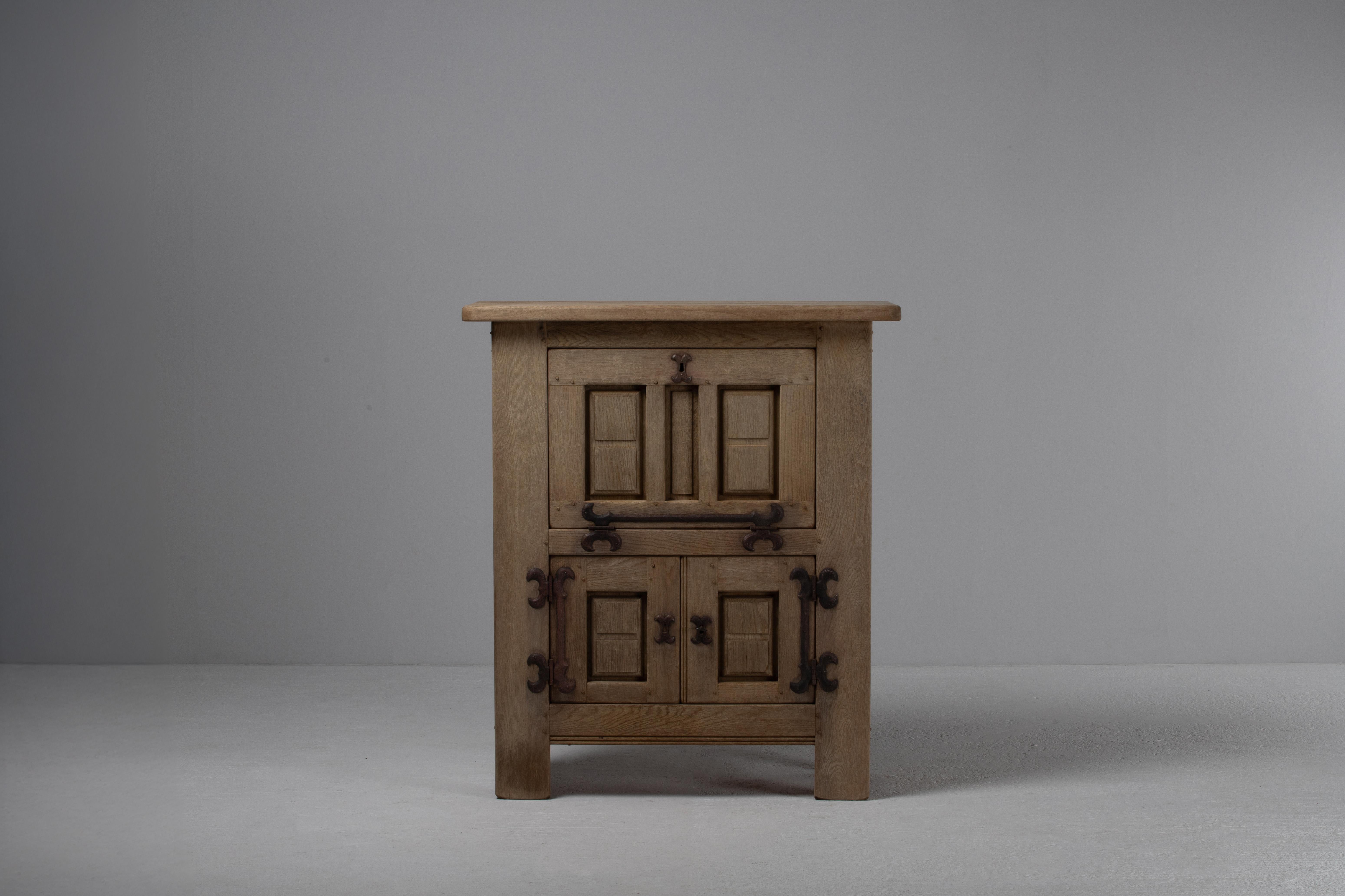 1940s Brutalista Francés, Armario de Roble Macizo siglo XX en venta