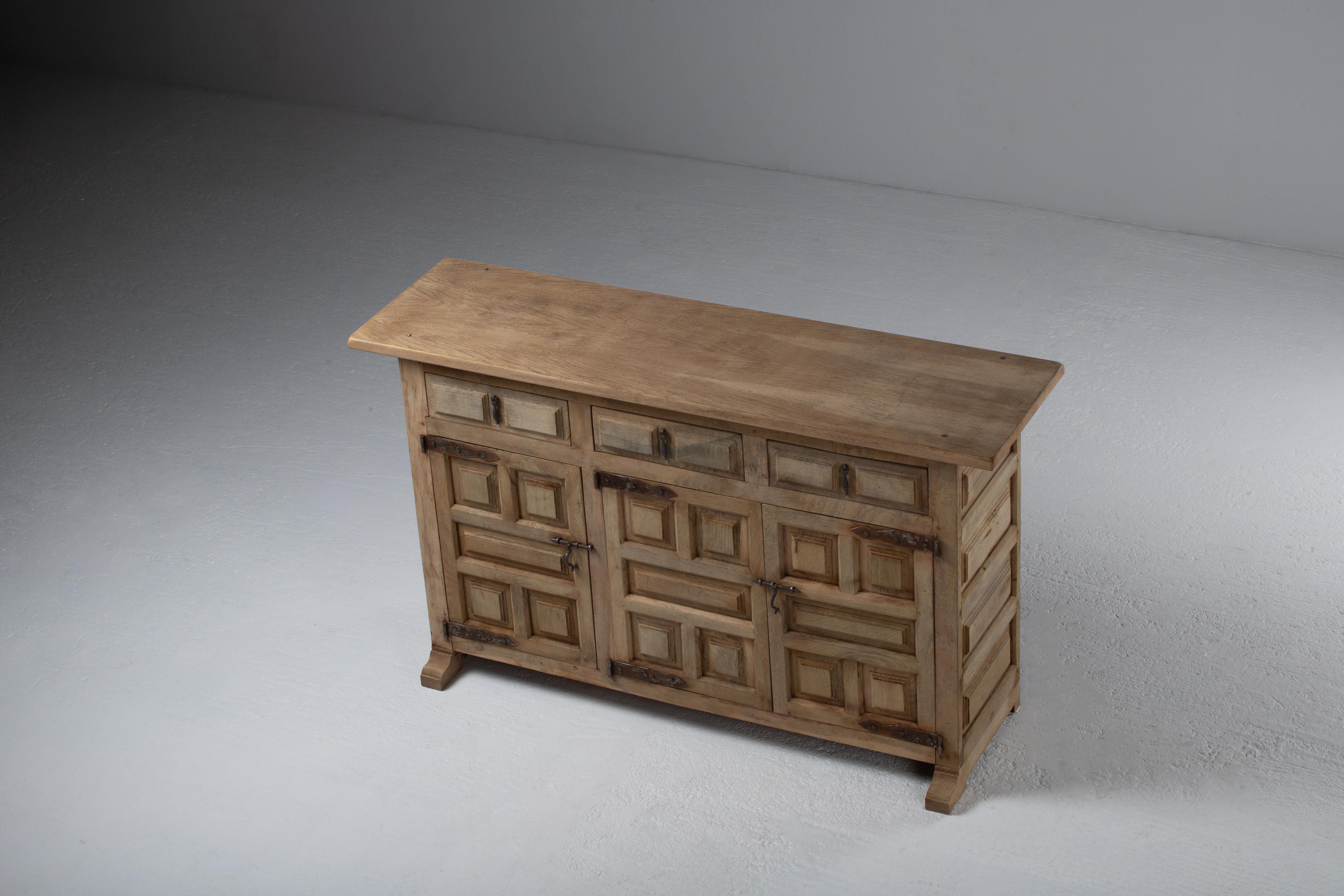 1930s Tuscan-Style Spanish Solid Walnut Buffet In Good Condition For Sale In Kaštel Sućurac, Splitsko-dalmatinska županija