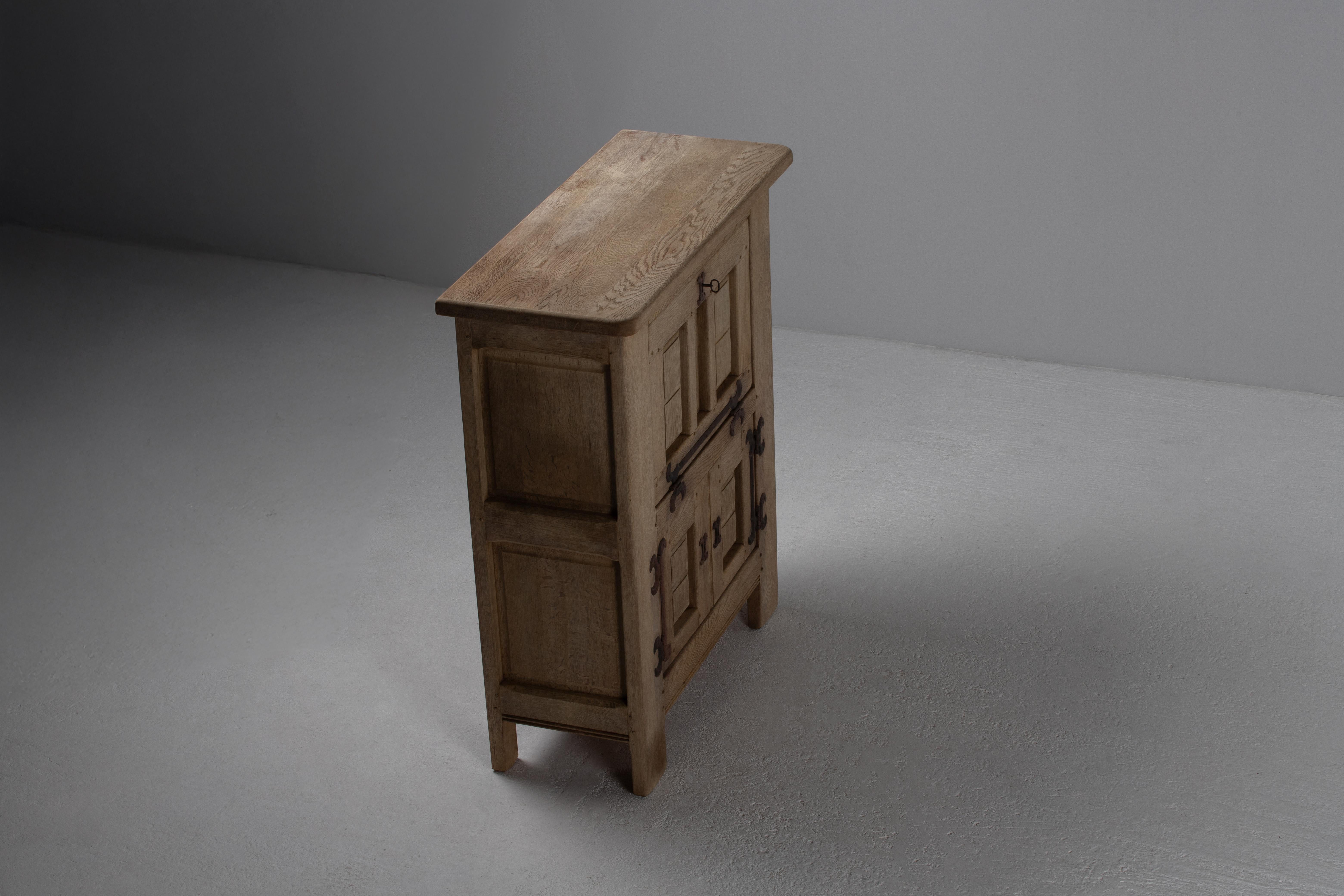 1940s Brutalista Francés, Armario de Roble Macizo en venta 1