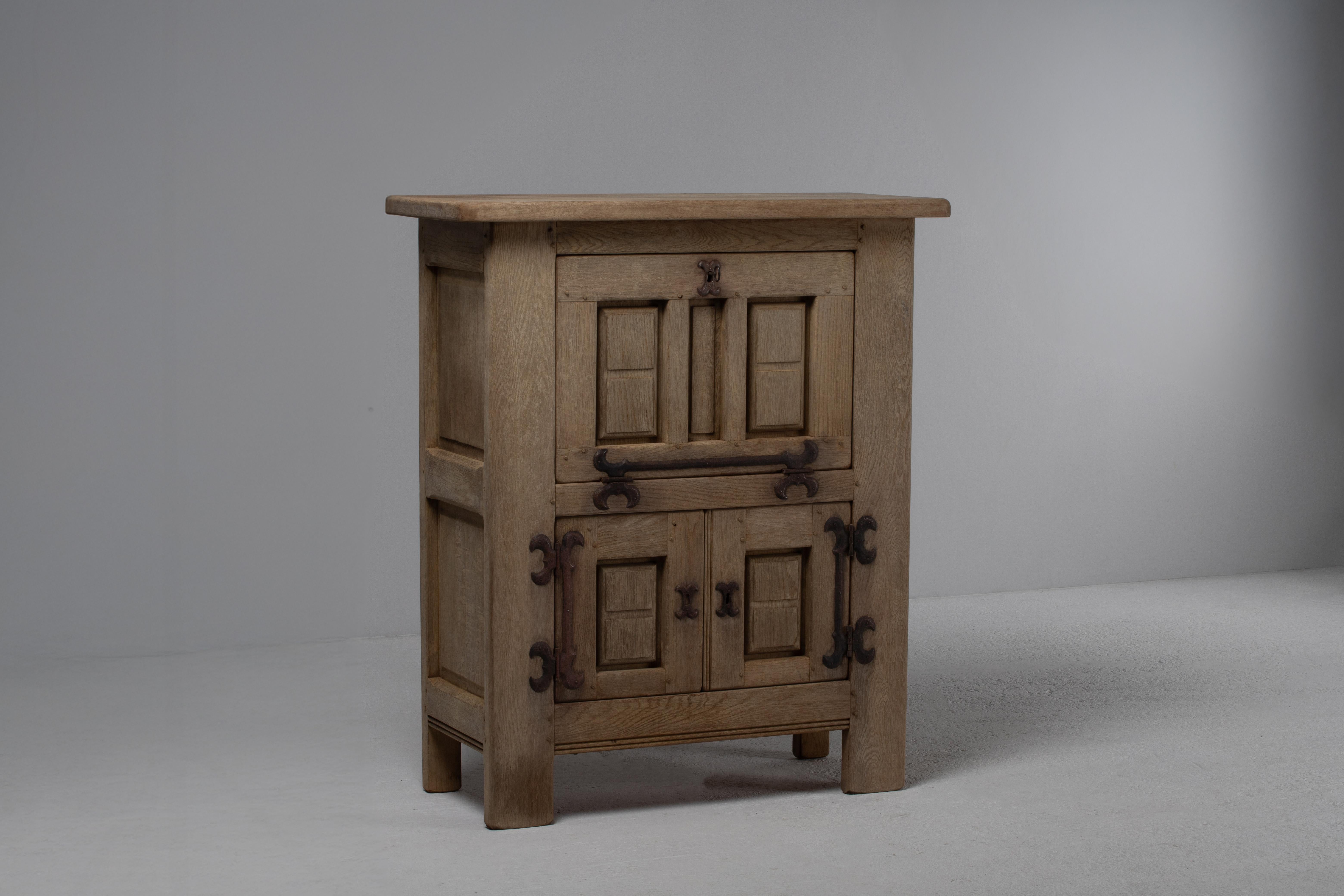 1940s Brutalista Francés, Armario de Roble Macizo en venta 2