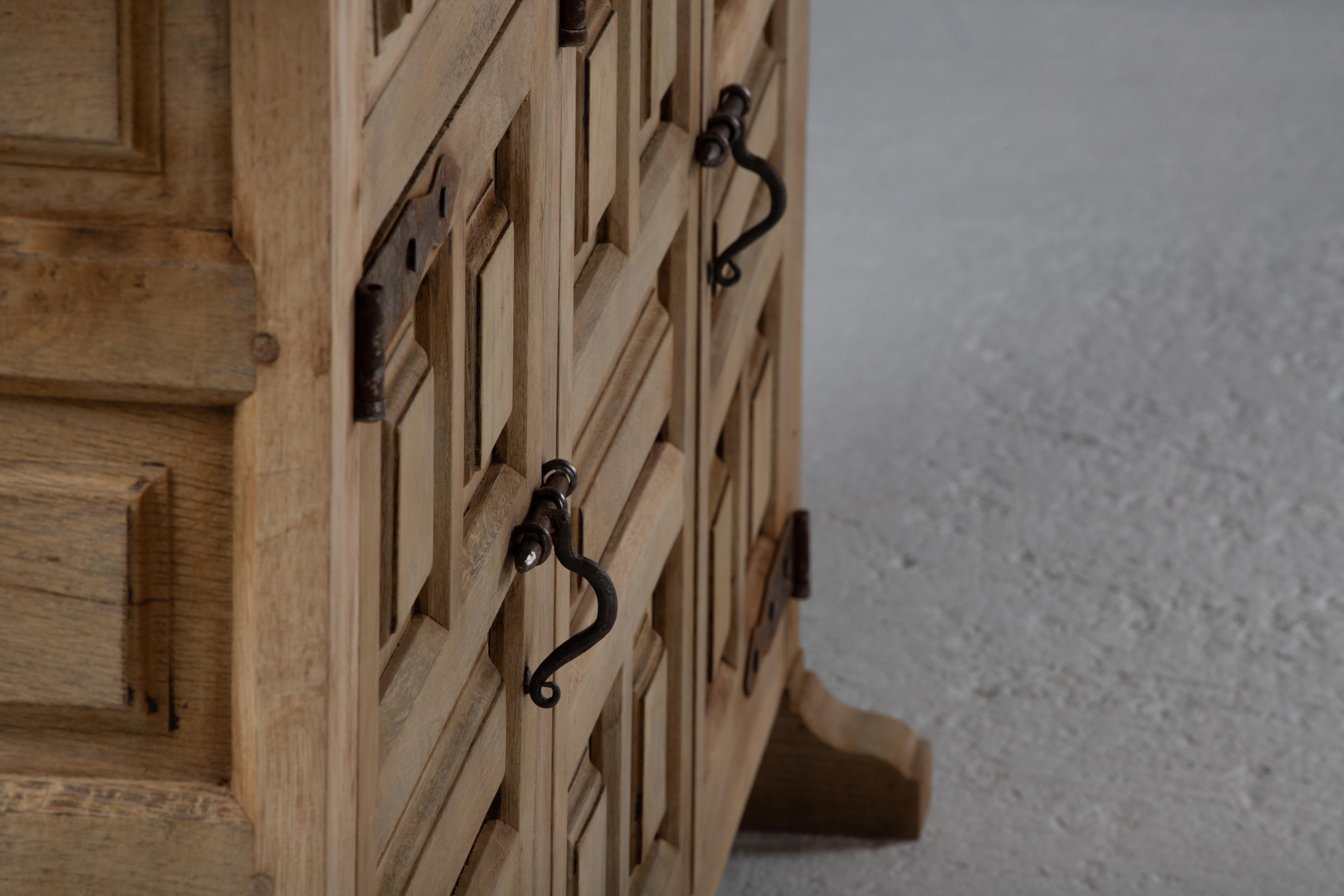 1930s Tuscan-Style Spanish Solid Walnut Buffet For Sale 1