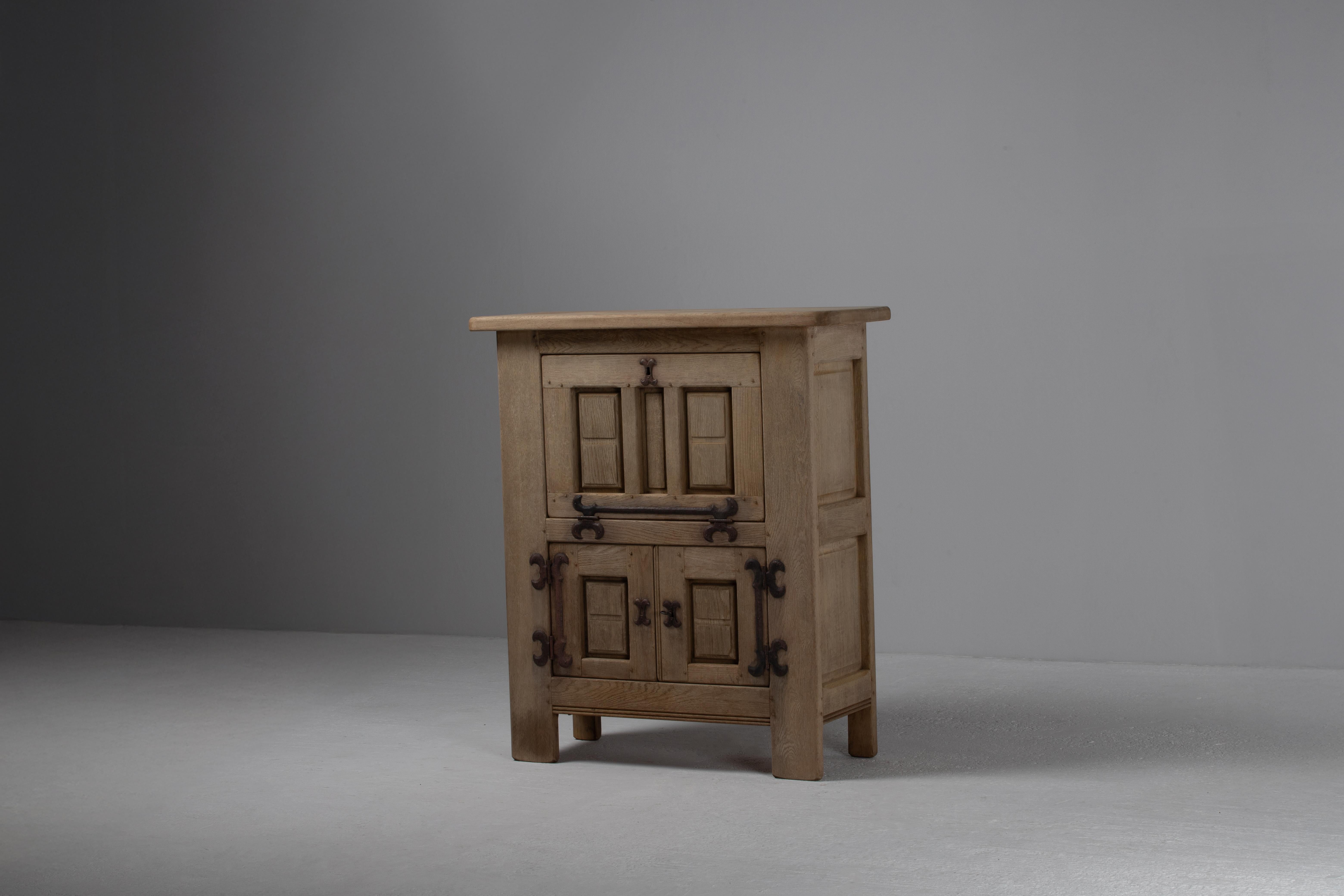 1940s Brutalista Francés, Armario de Roble Macizo en venta 3