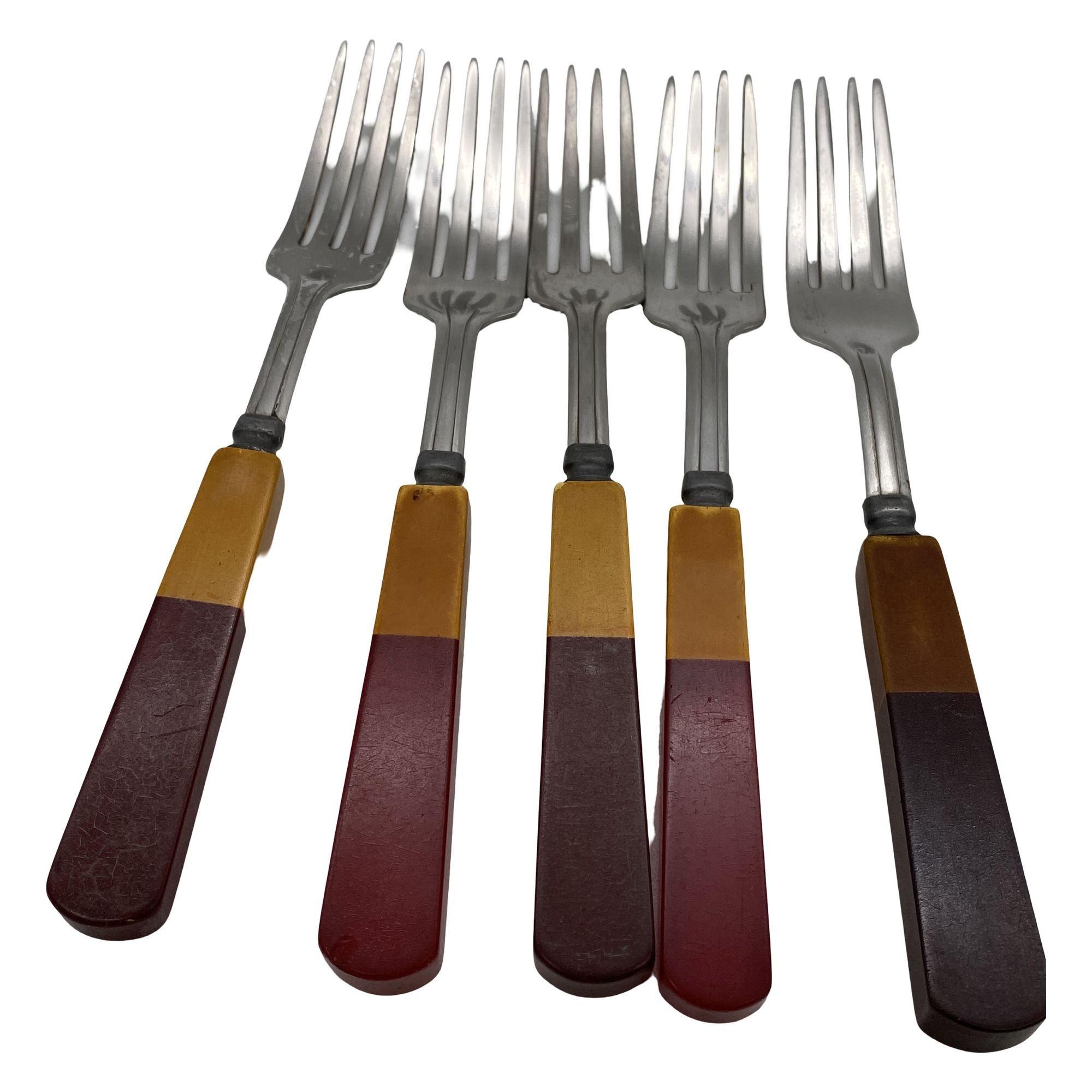 Zweifarbiges Besteckset aus Butterscotch und Kirschbaumholz in Rot und Grün aus Bakelit, 34er-Set, 1930er Jahre (Edelstahl) im Angebot