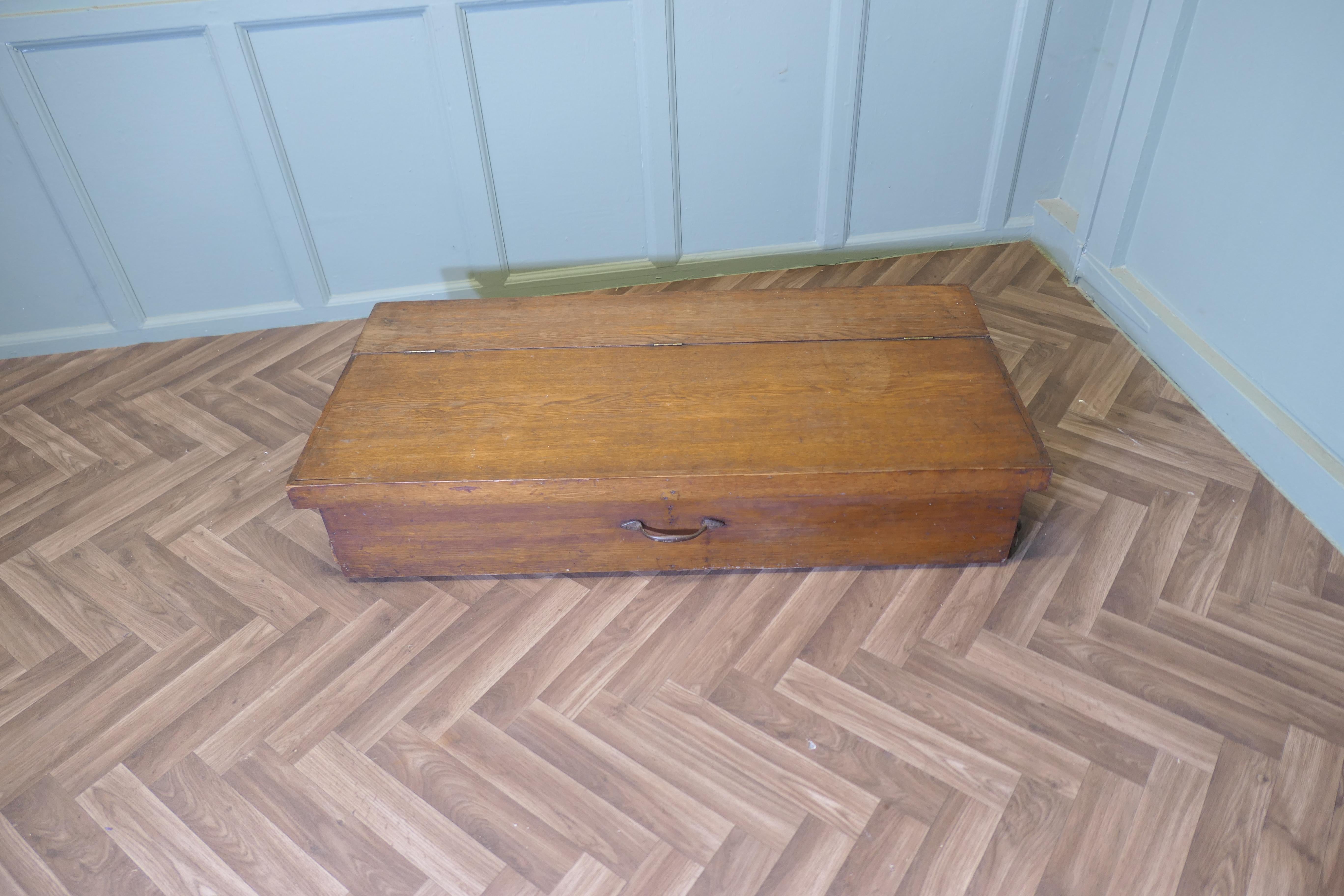 1930 Sotto il letto, letto a castello in legno, contenitore
Un design geniale, una scatola lunga e sottile con coperchio e ruote in legno fatte a mano, che si sposta sotto il letto per non essere intralciata.
Realizzato a mano e in buone condizioni
