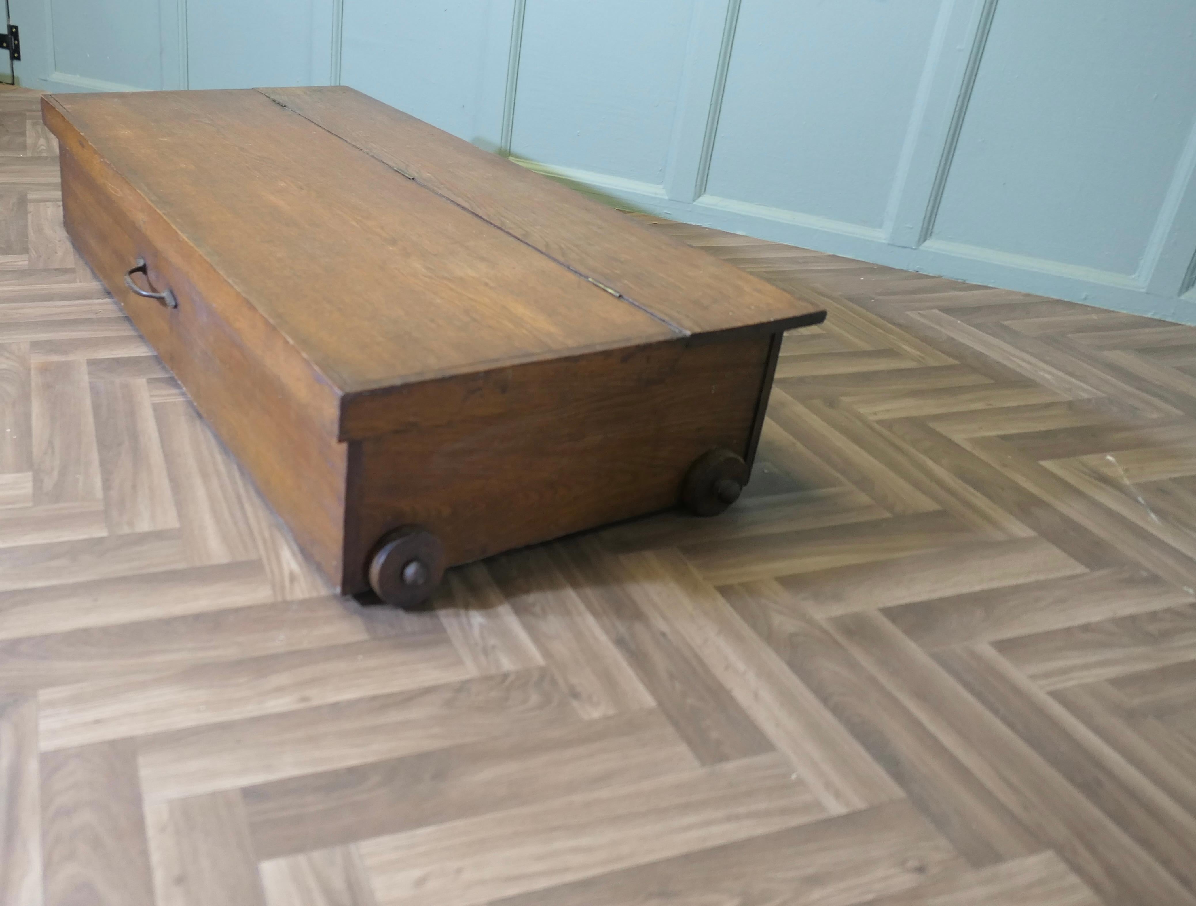 Art Déco Trundle in legno sotto il letto del 1930, contenitore Un design brillante in vendita