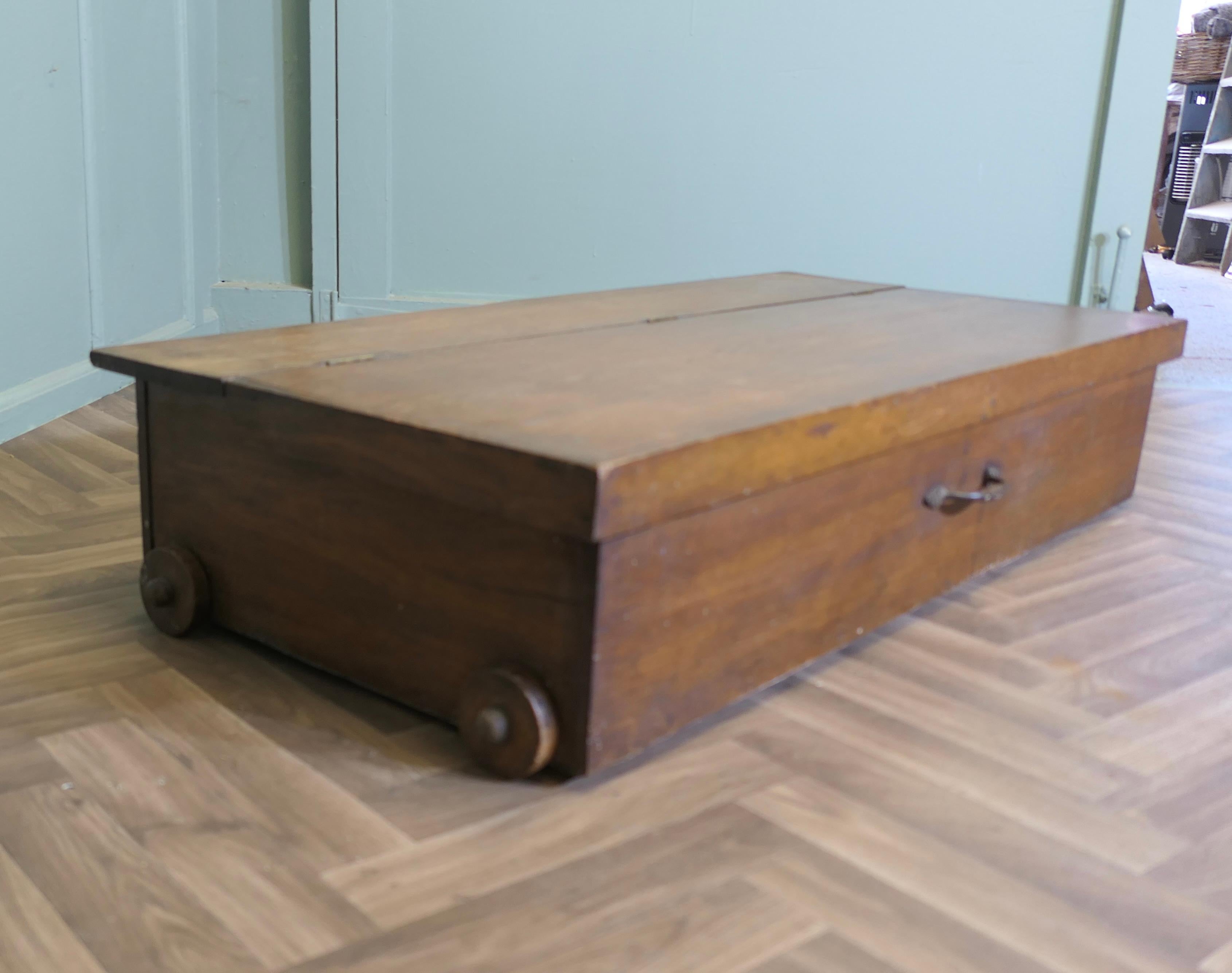 Trundle in legno sotto il letto del 1930, contenitore Un design brillante In condizioni buone in vendita a Godshill, Isle of Wight