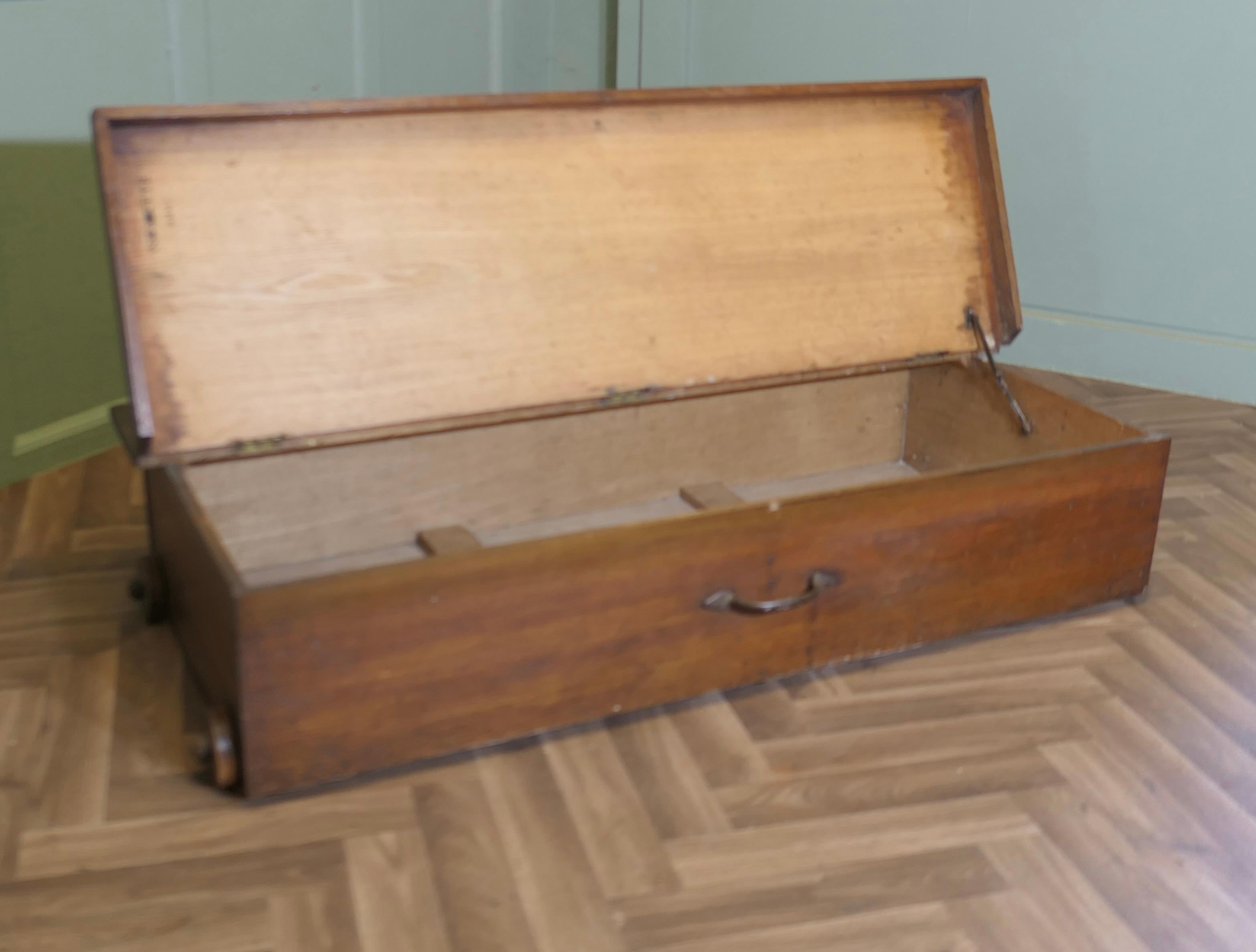 Metà XX secolo Trundle in legno sotto il letto del 1930, contenitore Un design brillante in vendita