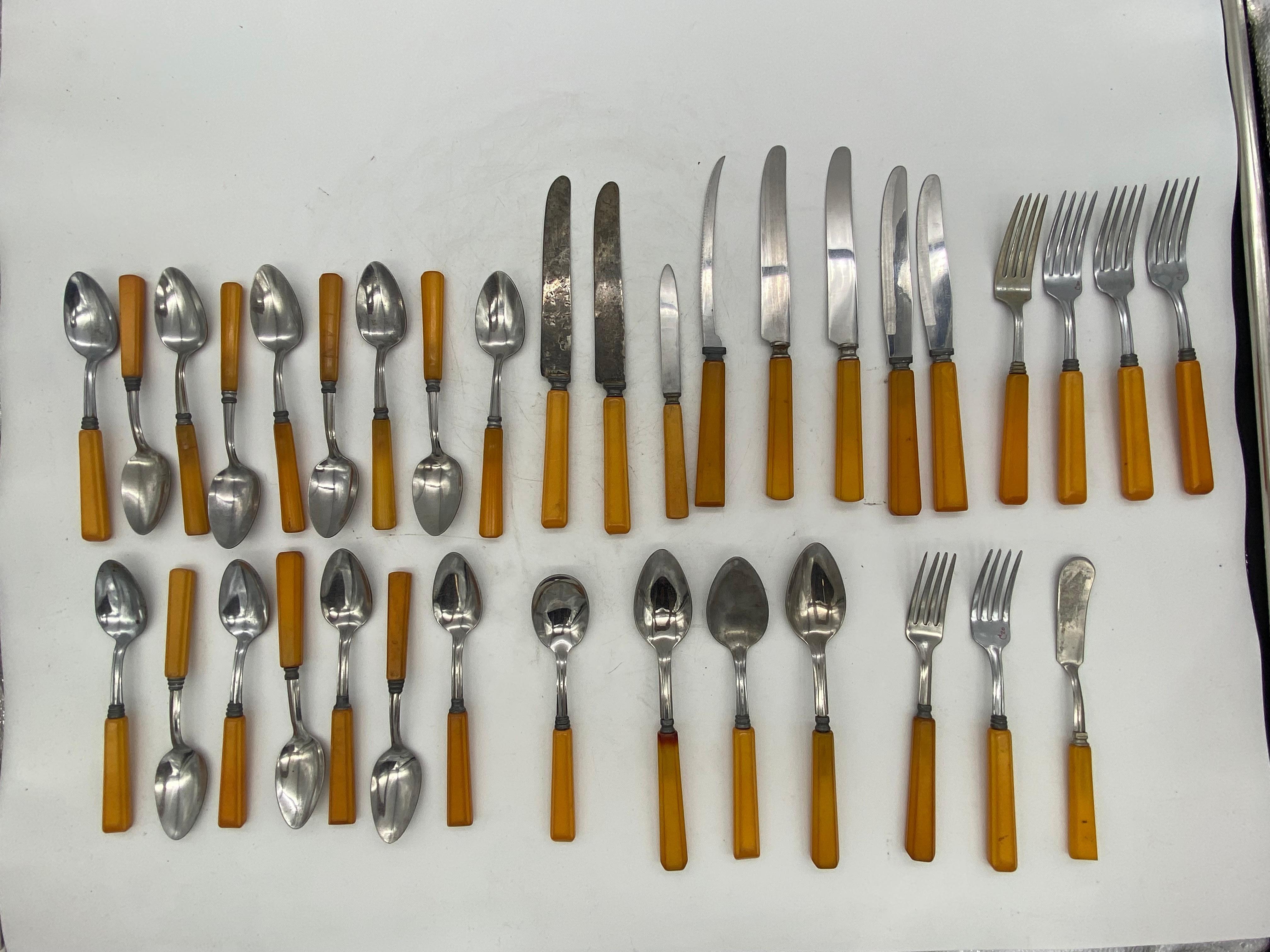 This is a set of 35 vintage Bakelite mix matvhes set with a rare filet knife and a rare cheese and spread knive. This is a wonderful starter kit with everything you need to get started, this set has a beautiful art deco design with lined down to the