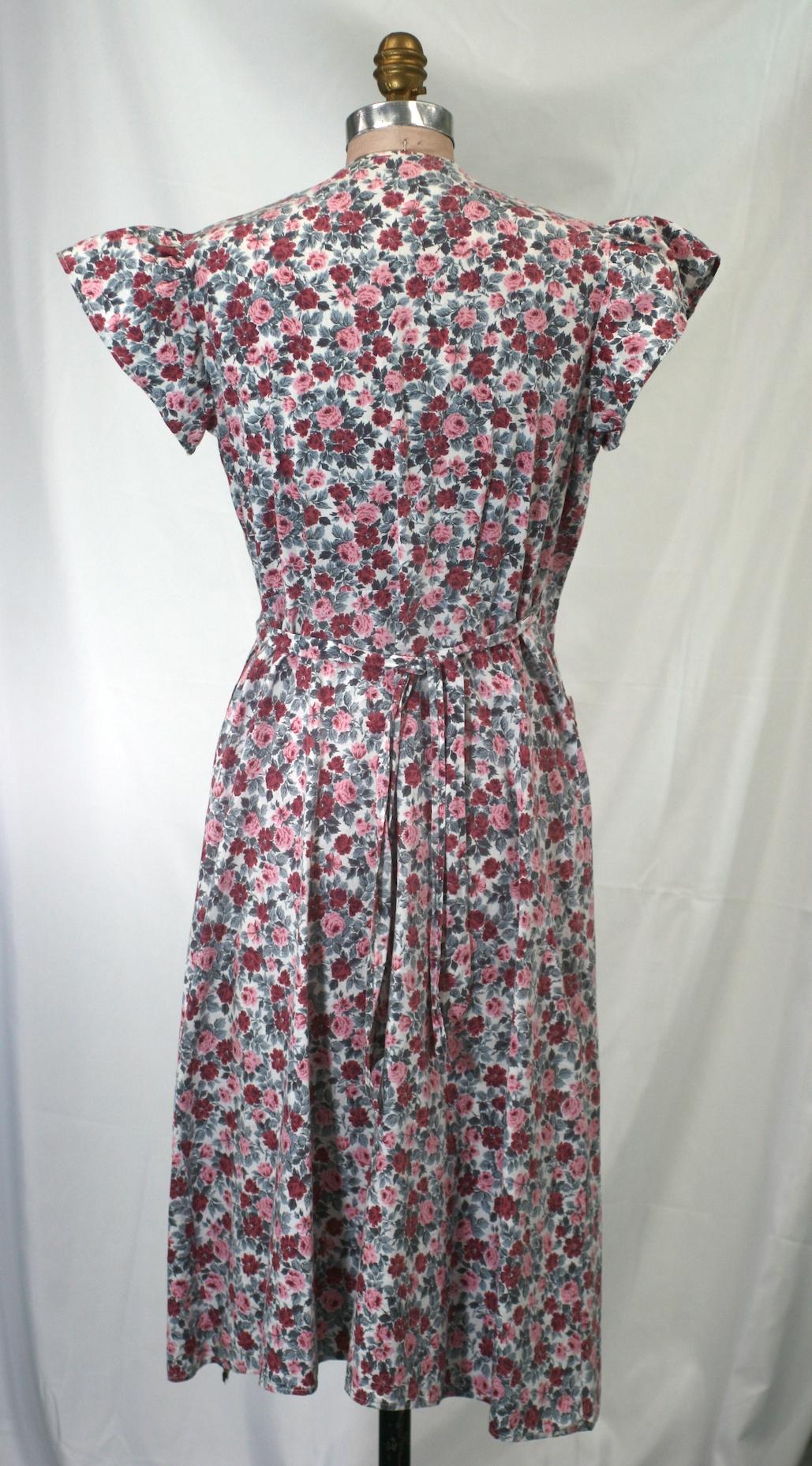 Robe de maison recyclée avec broderie des années 1930, Studio VL Bon état - En vente à New York, NY