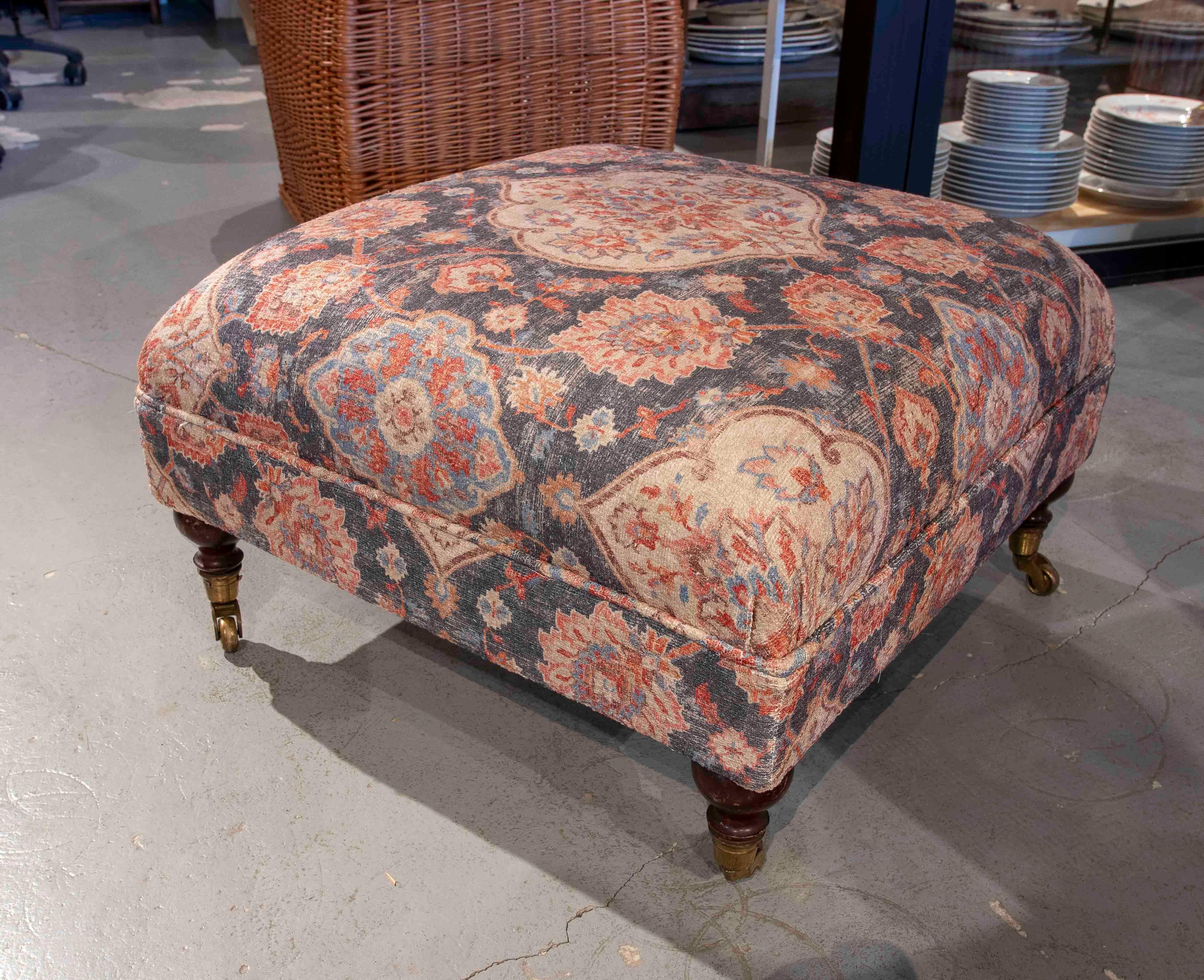 English 1930s Upholstered Ottoman Bench with Oriental-inspired Floral Print For Sale