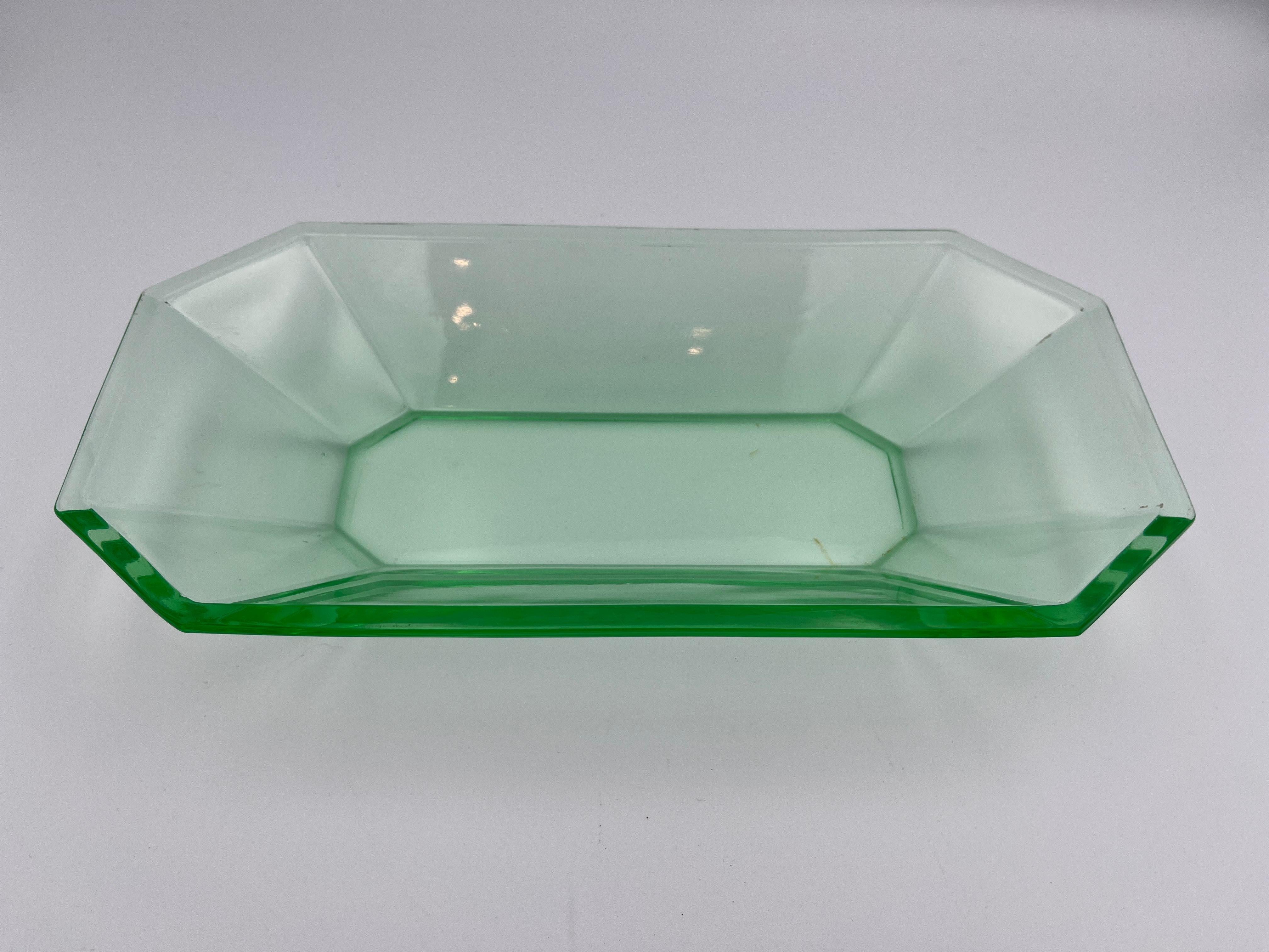 1930er Jahre Art Deco Uranglas Langschale in geometrisch facettierter Achteckform

Diese exquisite Uranglasschale aus den 1930er Jahren ist ein Beispiel für die kühne Geometrie und die klaren Linien des Art déco. Die längliche, facettierte