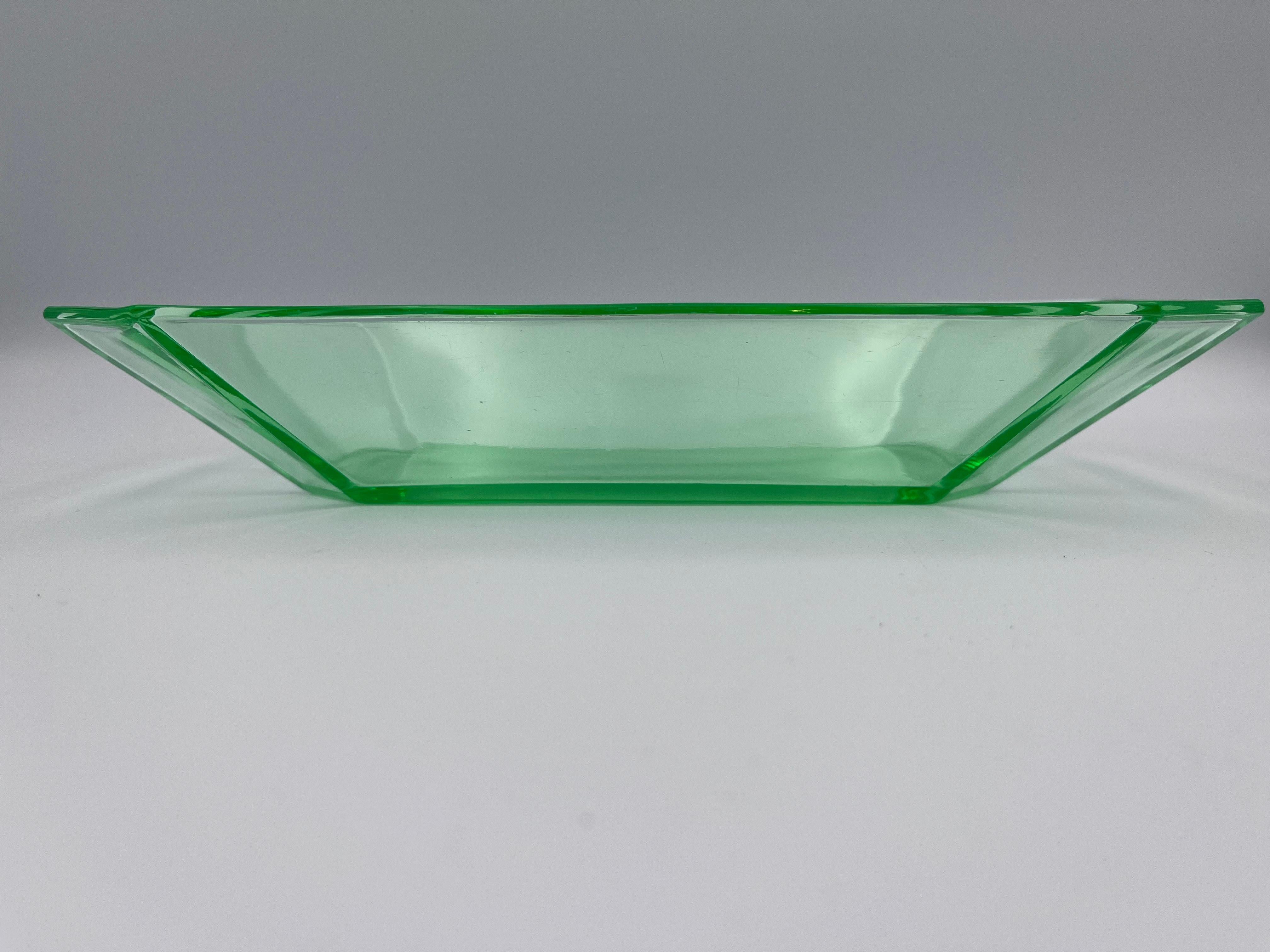 1930's Uranglas Art Deco Geometrische lange Schale (Art déco) im Angebot