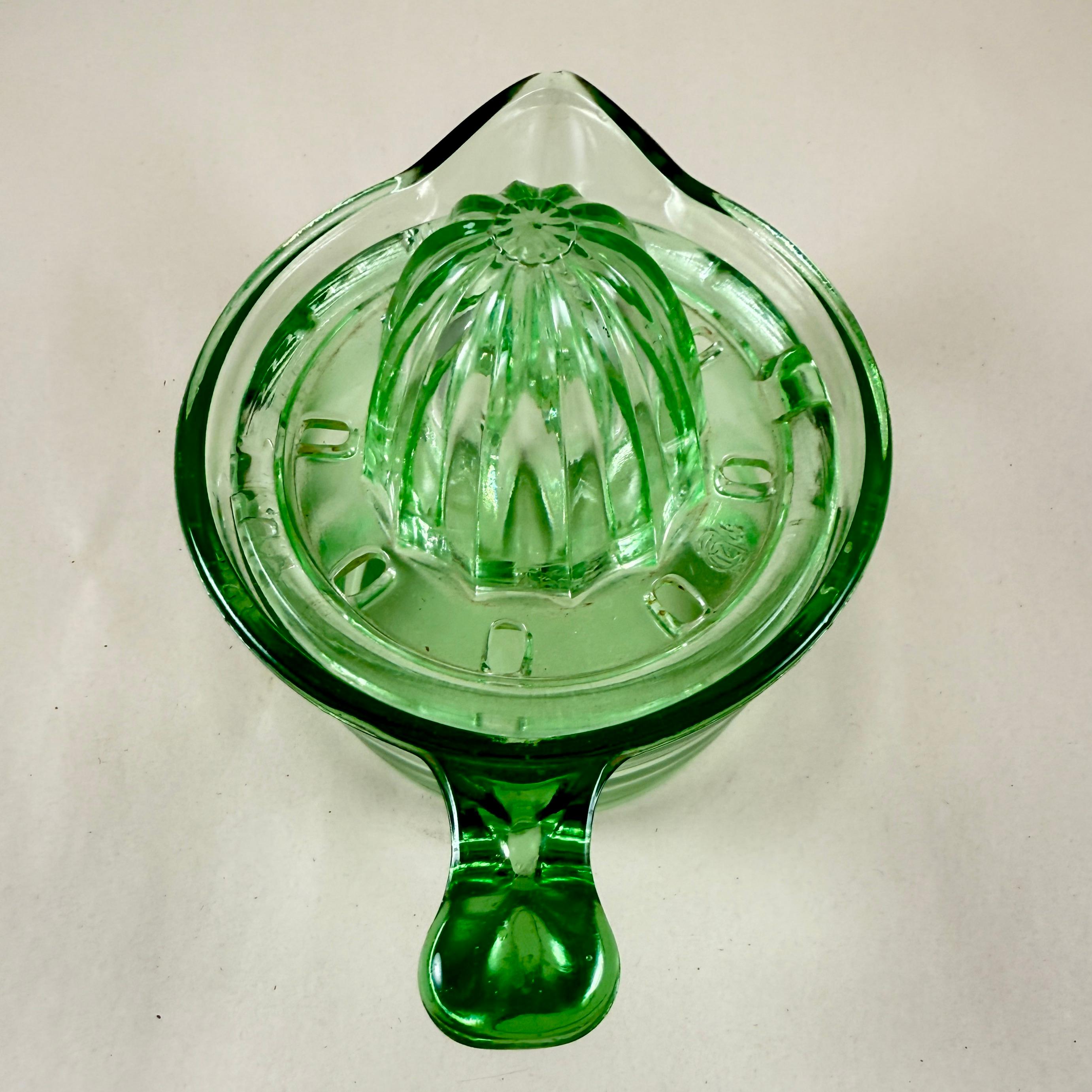 1930s Uranium Glass Handy Andy 2-Piece Citrus Reamer Set In Good Condition For Sale In Philadelphia, PA