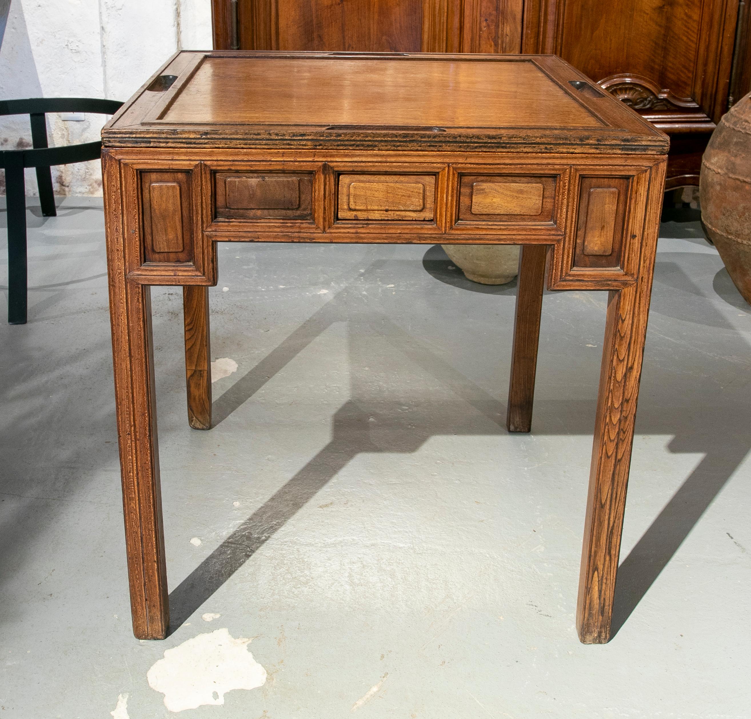 1930s Varnished Wooden Gaming Table with Drawers 

Note: One of the drawers is missing.
