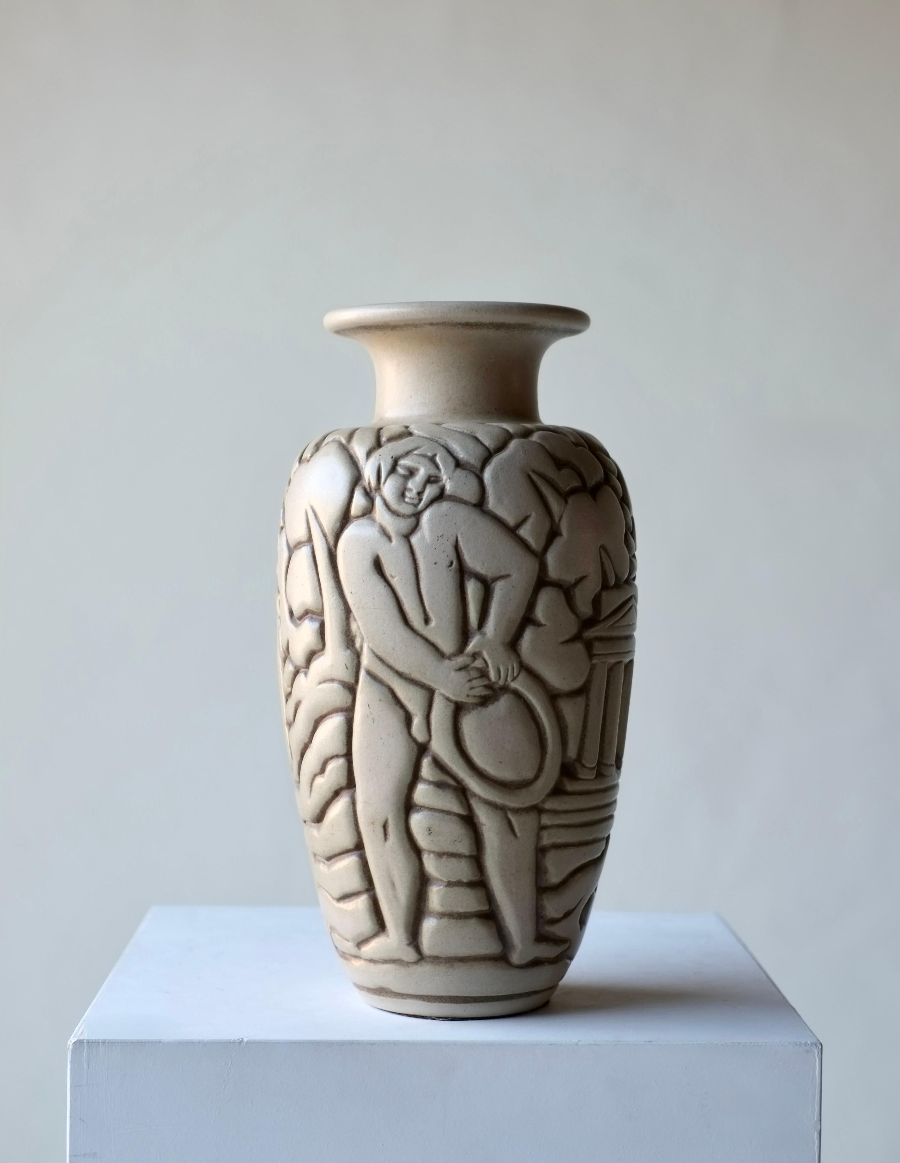 Vaso in ceramica degli anni '30 di Gaston Goor e prodotto dai fratelli Joseph e Pierre Mougin, Nancy, Francia. 

Mostra le profonde linee incise e la tecnica di smaltatura per cui i fratelli Mougin erano noti.

Traendo ispirazione dall'arte che ha