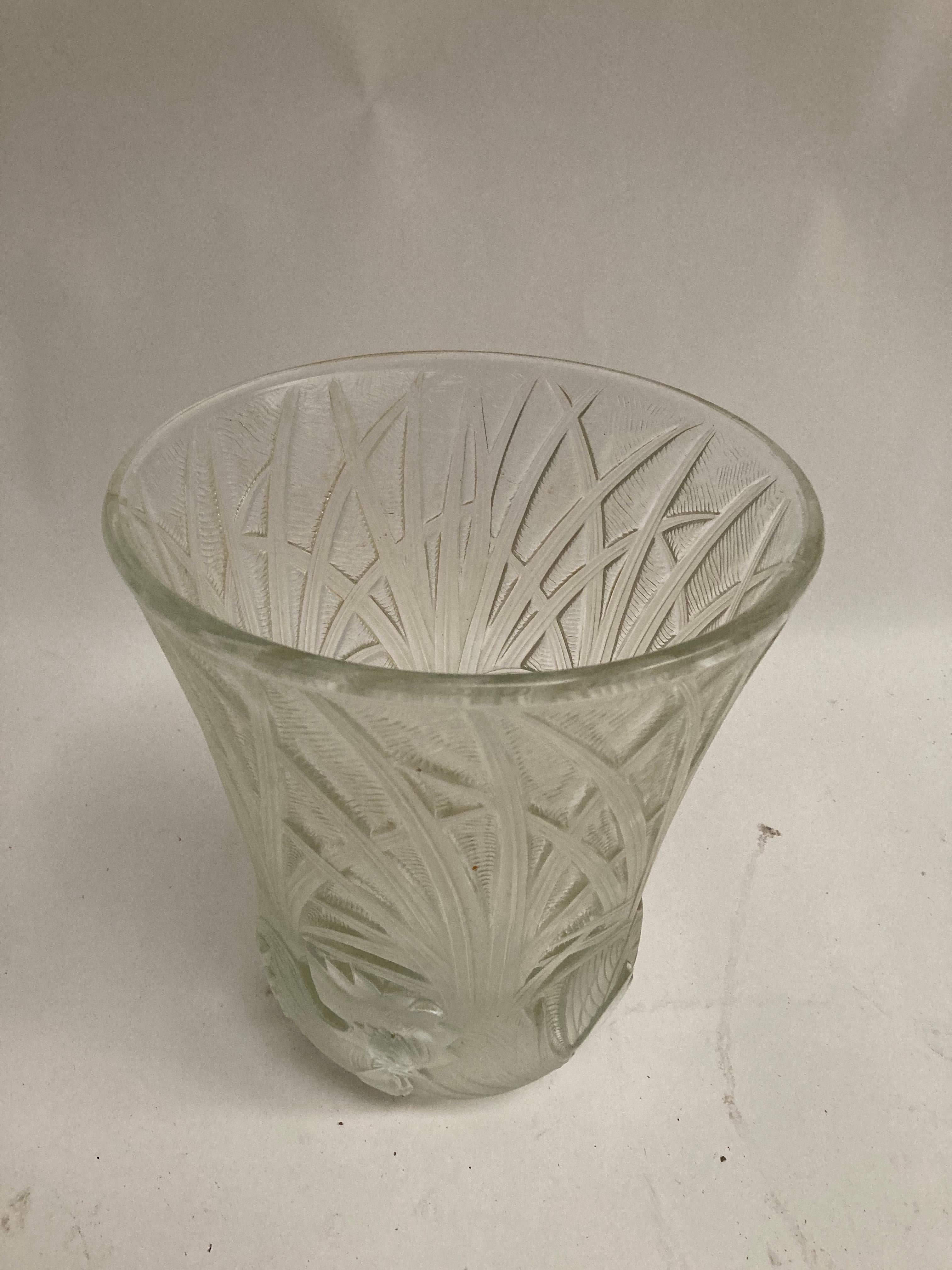 1930's Vase in Moulded Pressed Glass by Verlys  3