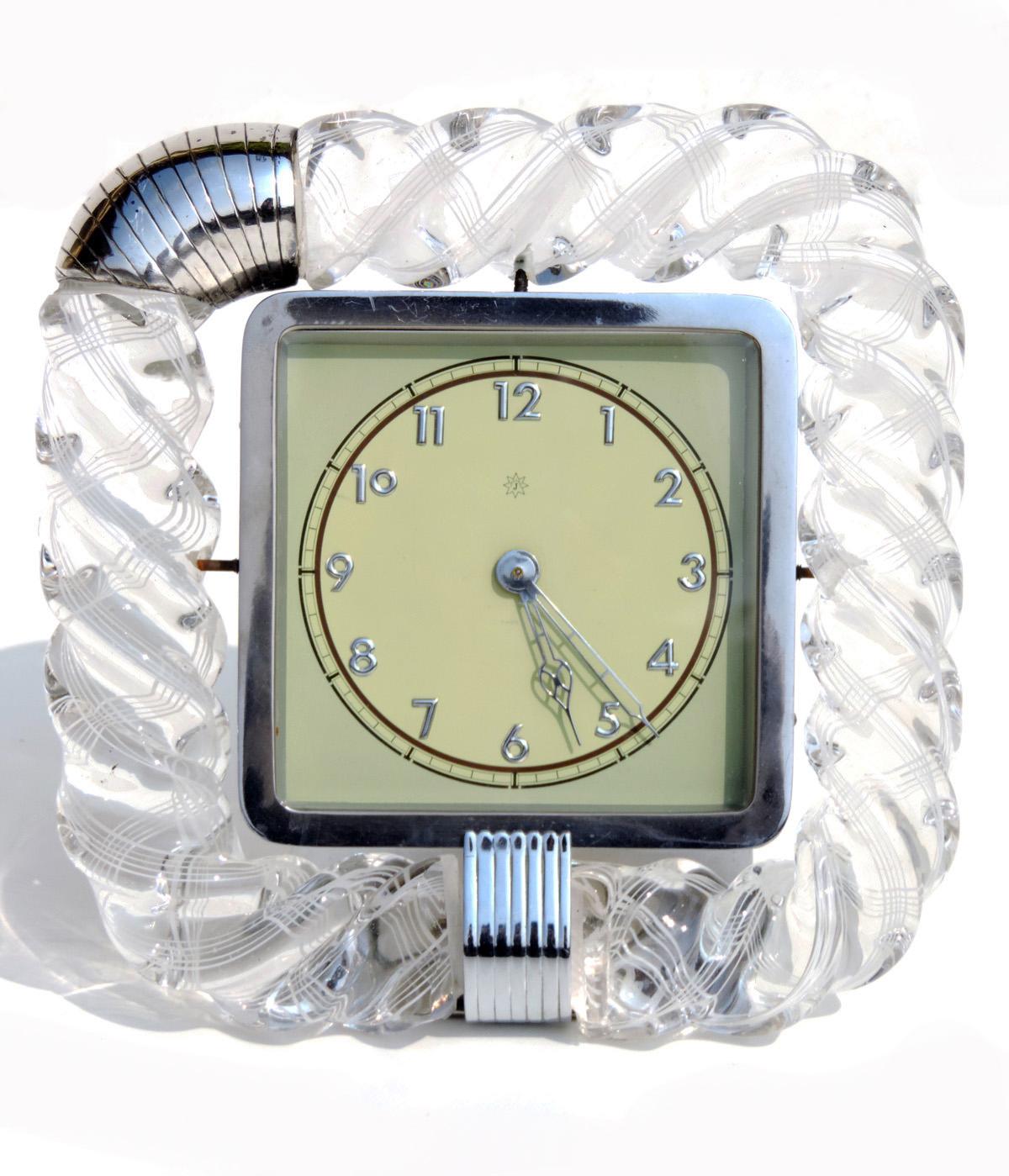 Rahmen aus gedrehtem Muranoglas mit silbernen Details.
Junghans Uhr mit Handaufzug.
Sockel aus Nickel-Messing.
Perfekt funktionierend.
Perfekter Zustand.