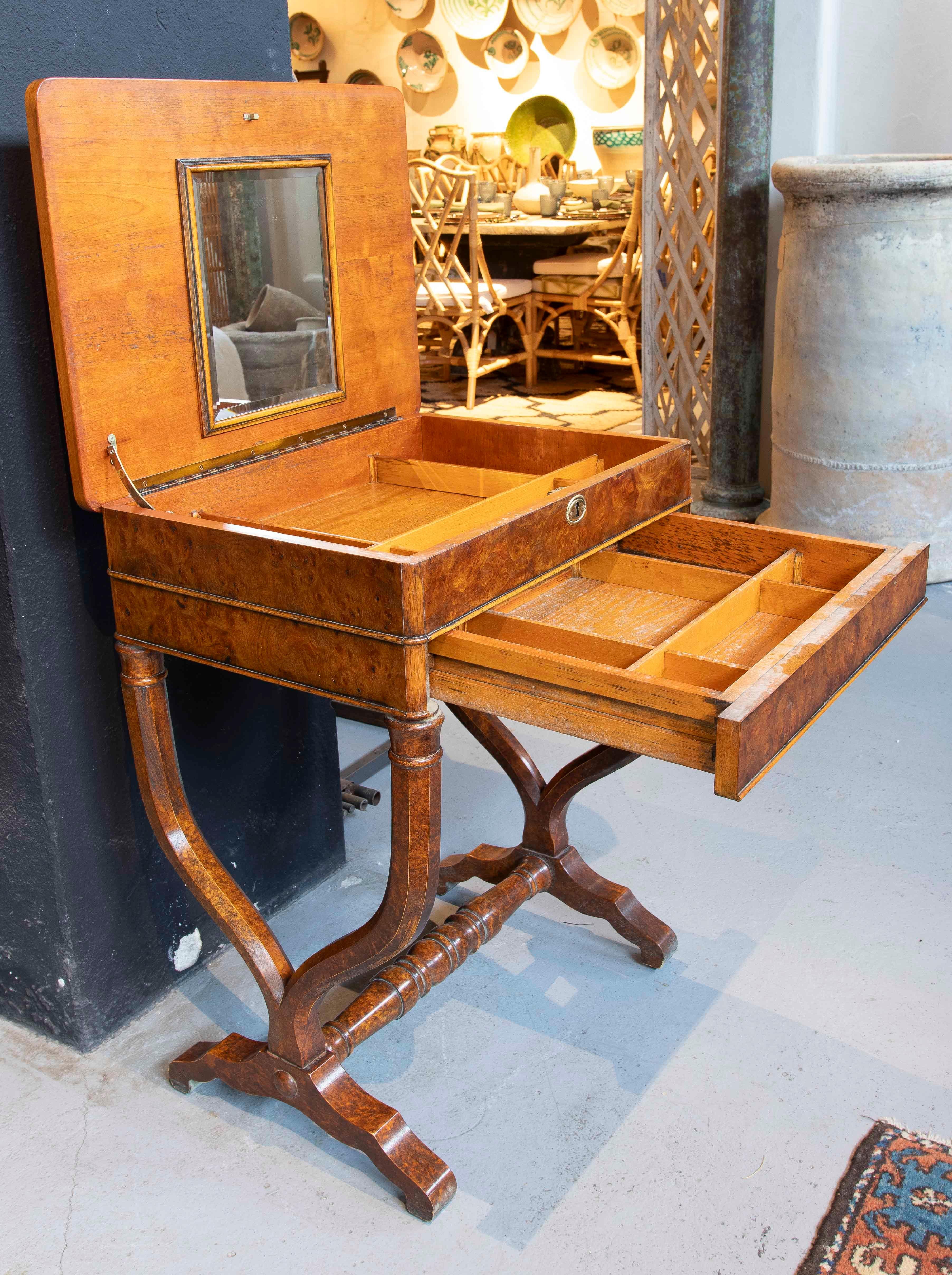 1930s Victorian Burl Wood Dressing Table with Compartments and Mirror In Good Condition For Sale In Marbella, ES