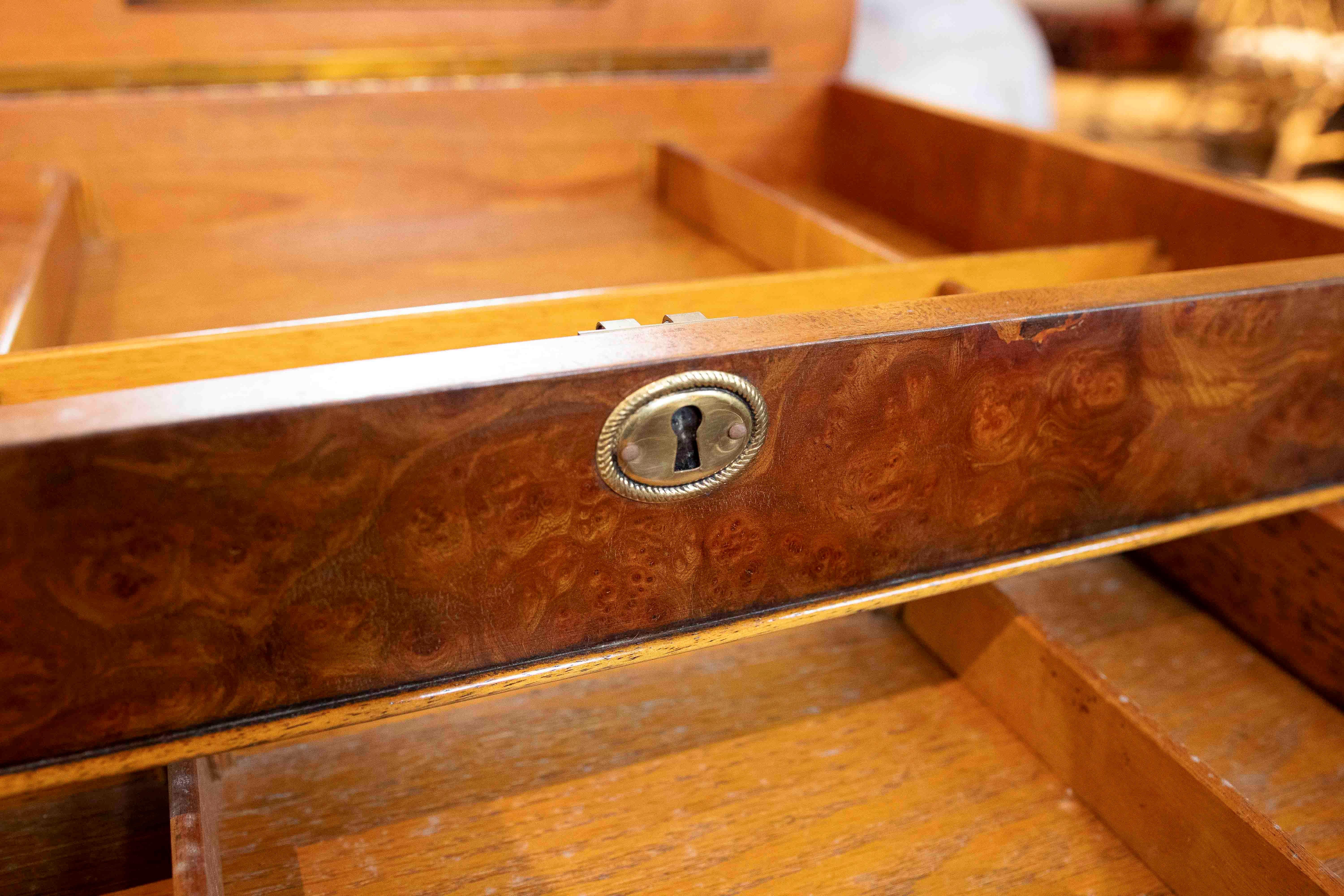 1930s Victorian Burl Wood Dressing Table with Compartments and Mirror For Sale 1