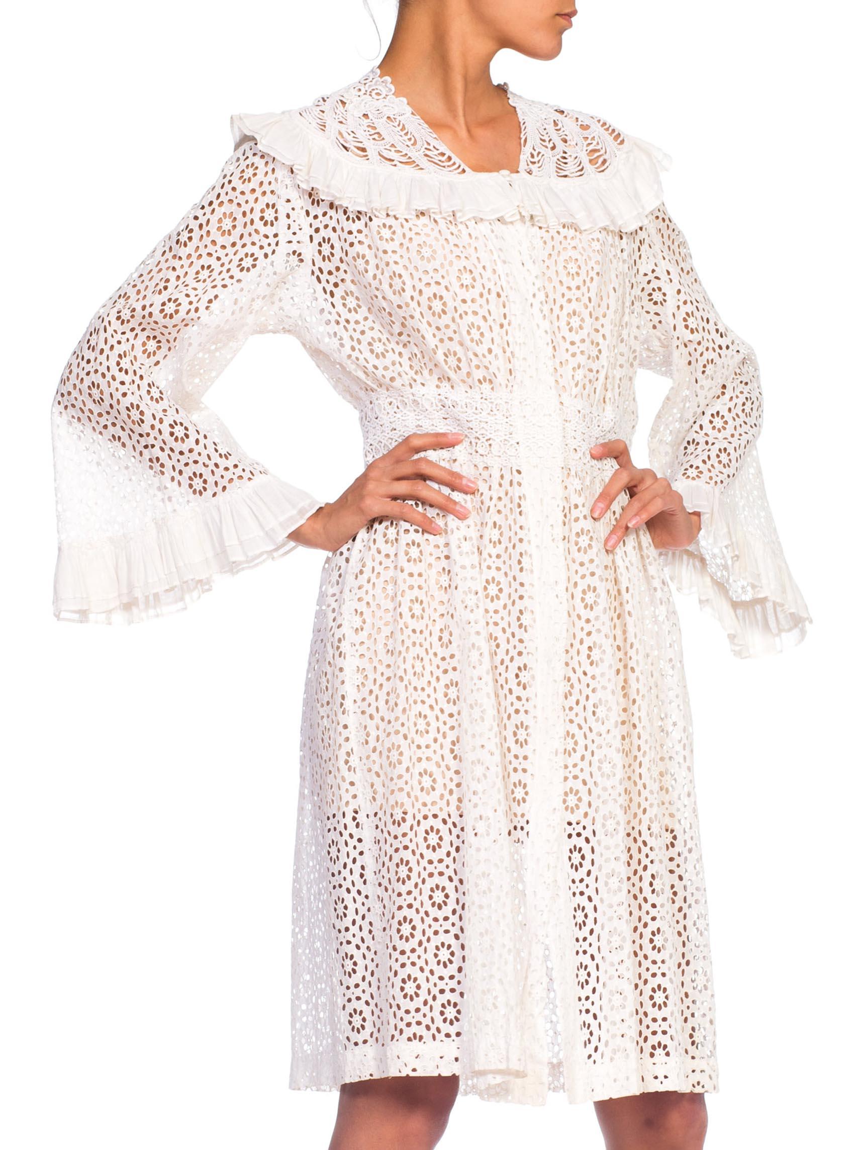 MORPHEW COLLECTION Weißes Bio-Baumwollkleid mit Belle-Ärmeln und Rüschen-Detail M (Beige) im Angebot