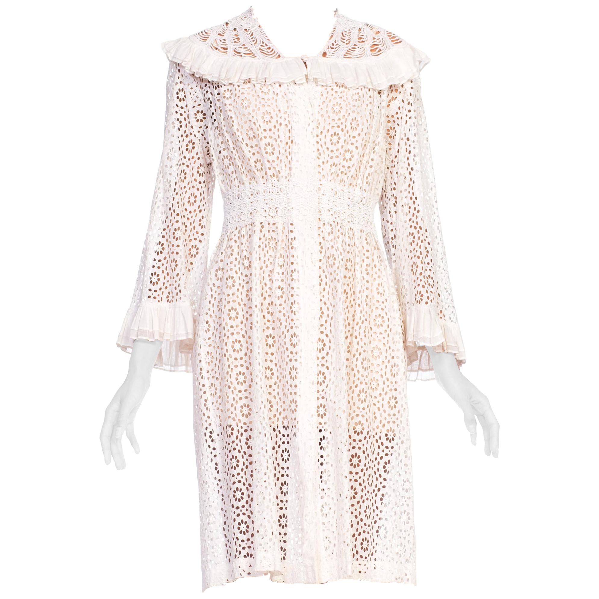 MORPHEW COLLECTION Weißes Bio-Baumwollkleid mit Belle-Ärmeln und Rüschen-Detail M im Angebot