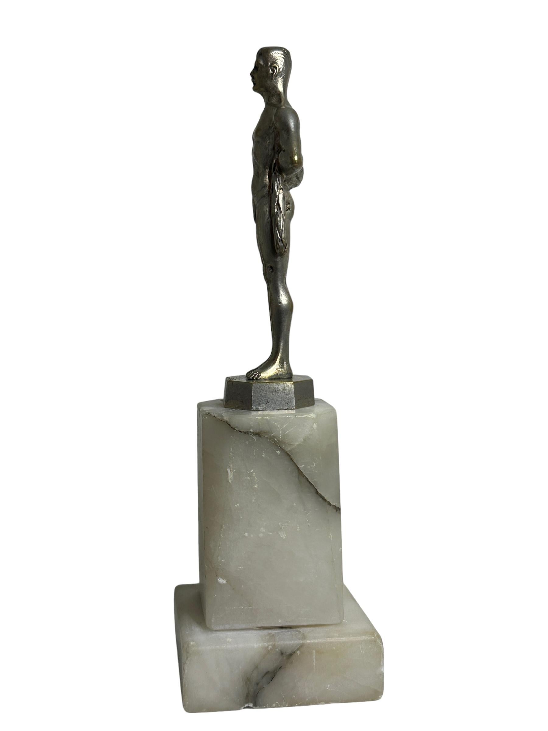 Eine klassische, sehr dekorative Bronzestatue des Bildhauers C. BREHMER, die einen männlichen Sportler in traditioneller, modischer Sportkleidung dieser Zeit in ausgezeichneter, naturalistischer Pose darstellt. Die Bronzeskulptur ist vom Künstler C.