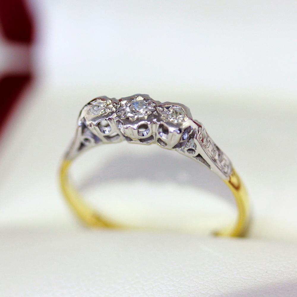 1930er Vintage Diamant Trilogy-Ring, handgefertigt aus 18 Karat und Platin im Zustand „Gut“ im Angebot in BALMAIN, NSW