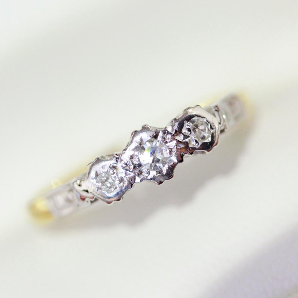 1930er Vintage Diamant Trilogy-Ring, handgefertigt aus 18 Karat und Platin Damen im Angebot