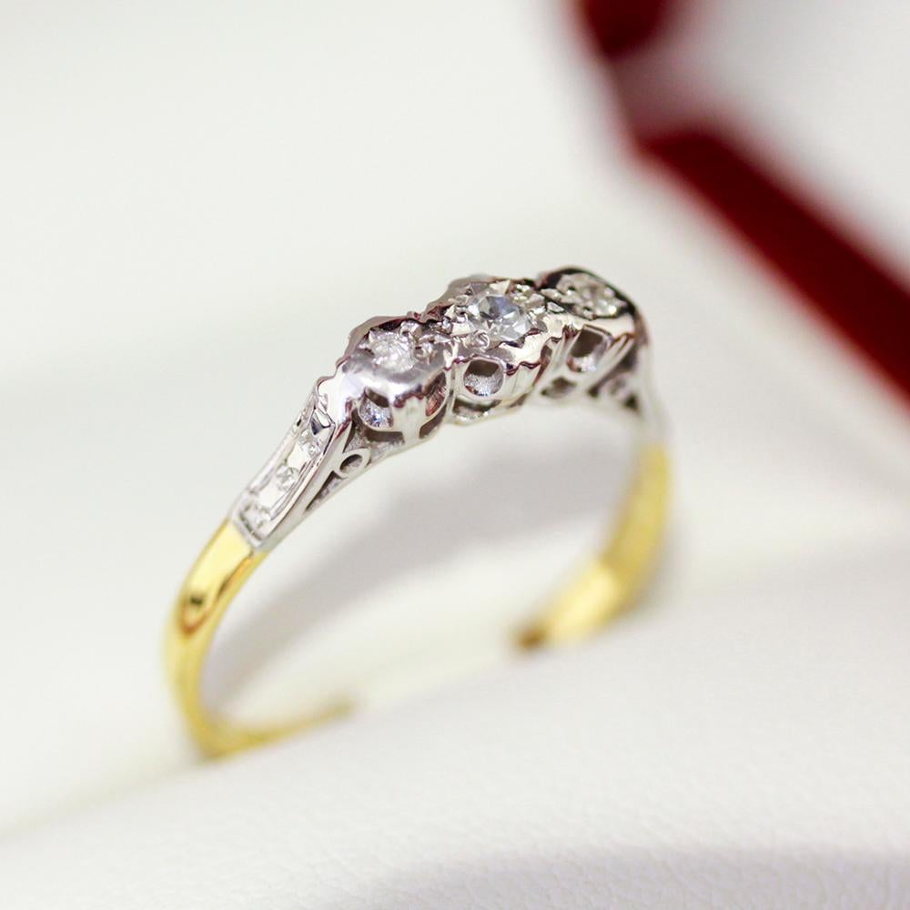 1930er Vintage Diamant Trilogy-Ring, handgefertigt aus 18 Karat und Platin im Angebot 2