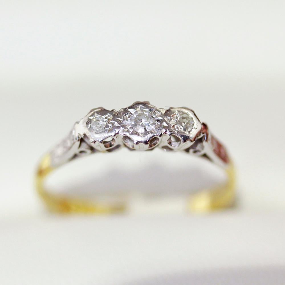 1930er Vintage Diamant Trilogy-Ring, handgefertigt aus 18 Karat und Platin im Angebot 3