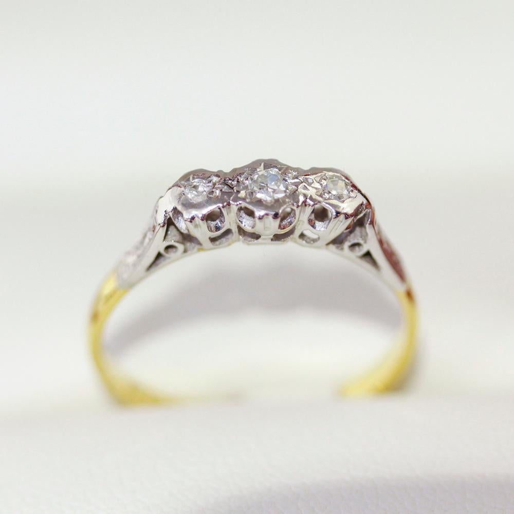 1930er Vintage Diamant Trilogy-Ring, handgefertigt aus 18 Karat und Platin im Angebot 4