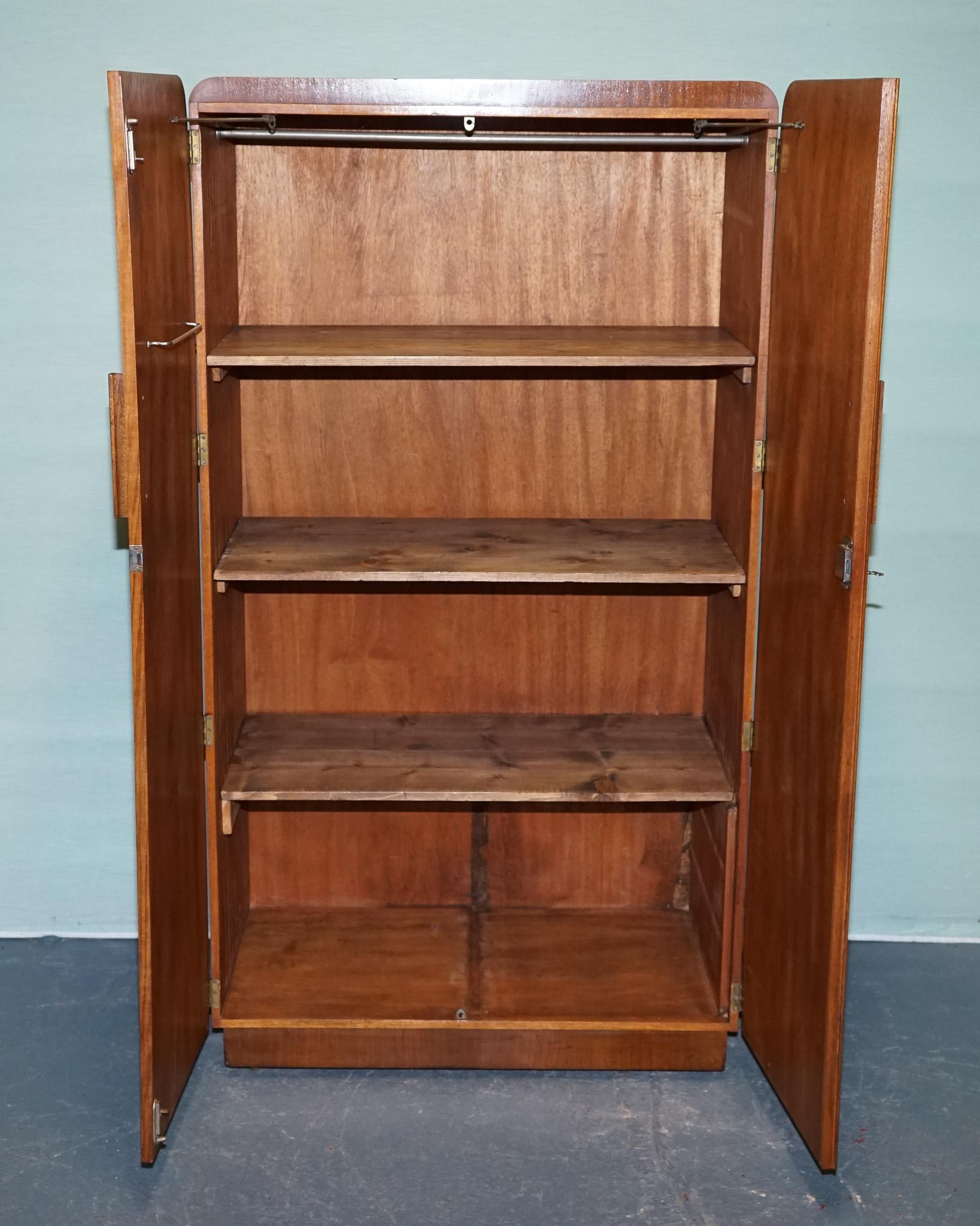 1930 VINTAGE ENGLISH ART DECO BURR WALNUT COMPACT DOUBLE WARDROBE LINEN PRESS in vendita 4