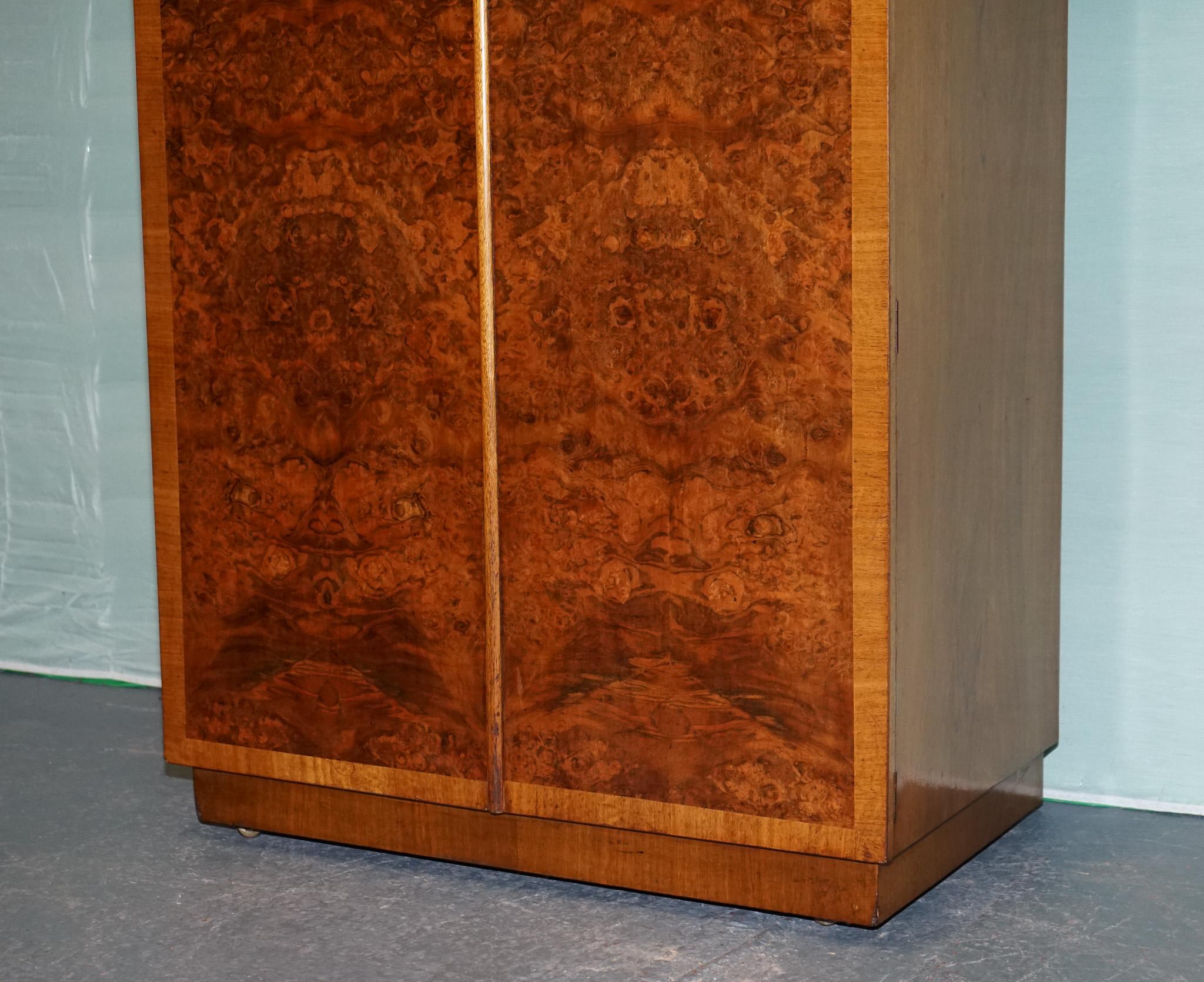 1930 VINTAGE ENGLISH ART DECO BURR WALNUT COMPACT DOUBLE WARDROBE LINEN PRESS in vendita 5