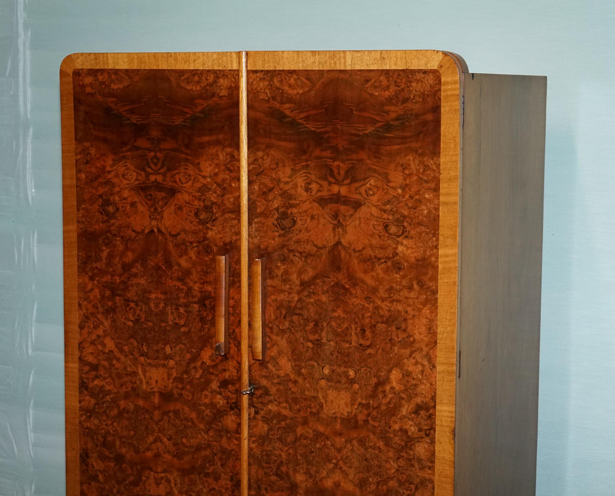 1930 VINTAGE ENGLISH ART DECO BURR WALNUT COMPACT DOUBLE WARDROBE LINEN PRESS in vendita 6