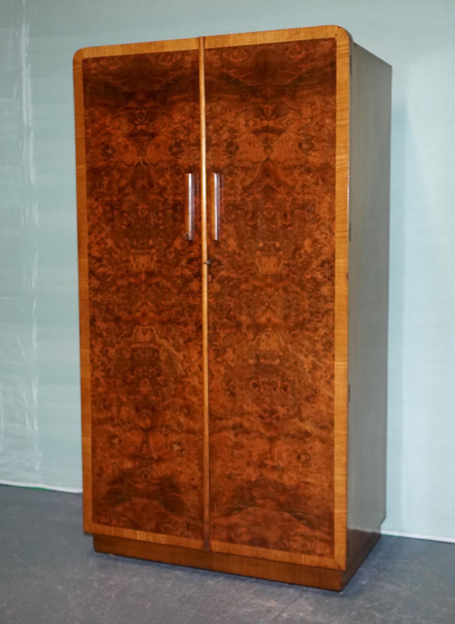 1930 VINTAGE ENGLISH ART DECO BURR WALNUT COMPACT DOUBLE WARDROBE LINEN PRESS in vendita 7