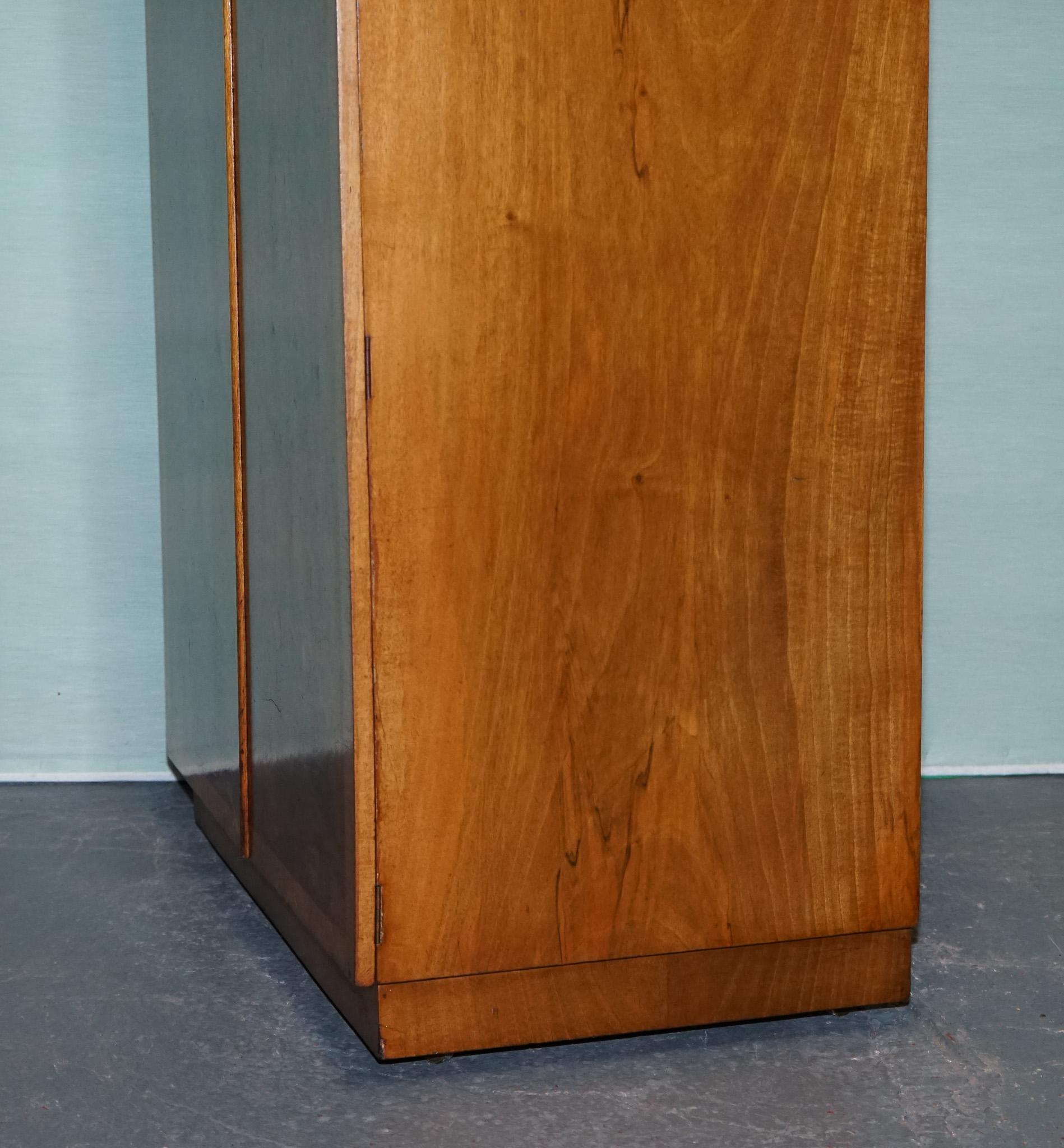 Britannico 1930 VINTAGE ENGLISH ART DECO BURR WALNUT COMPACT DOUBLE WARDROBE LINEN PRESS in vendita