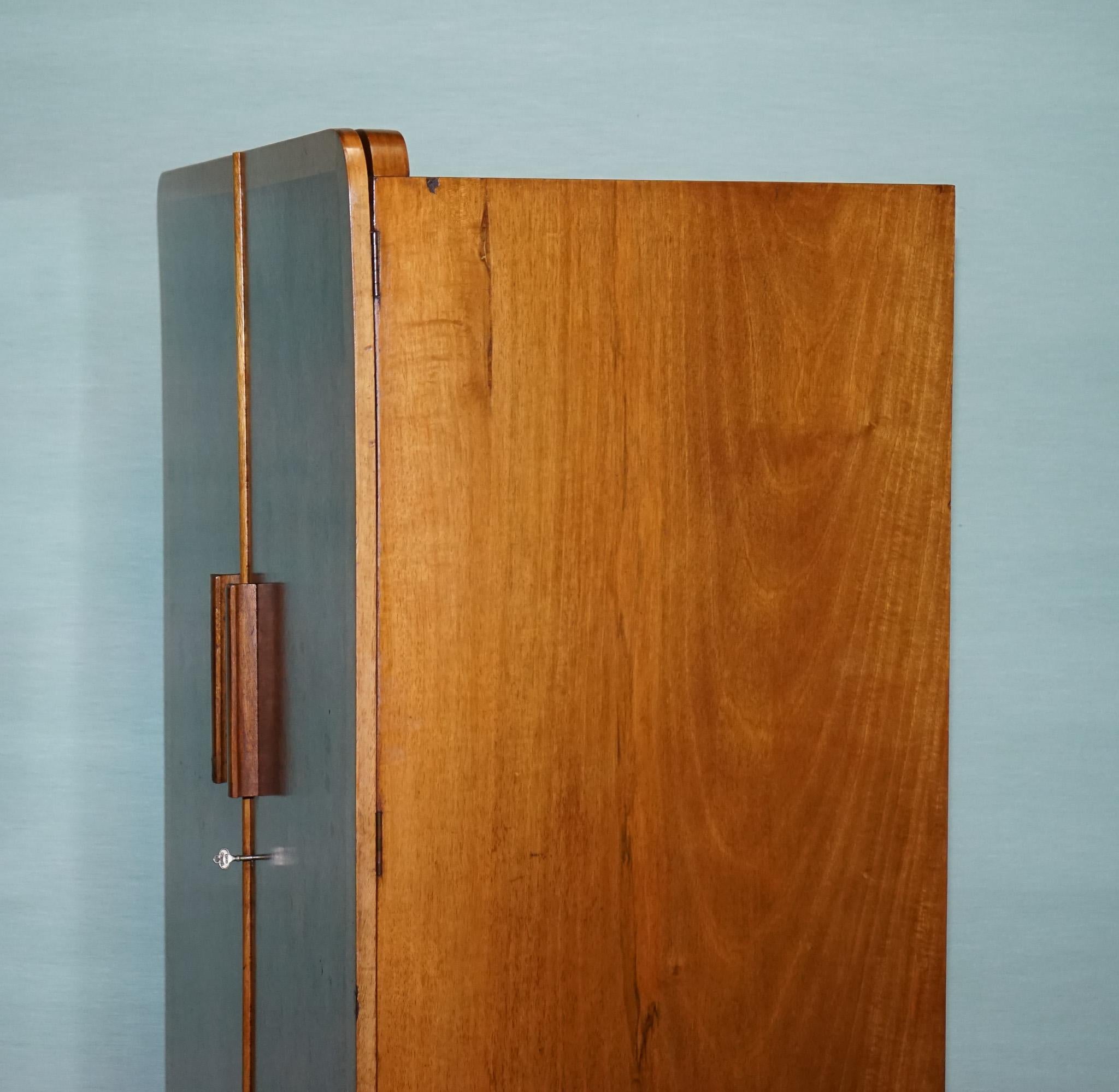 Fatto a mano 1930 VINTAGE ENGLISH ART DECO BURR WALNUT COMPACT DOUBLE WARDROBE LINEN PRESS in vendita