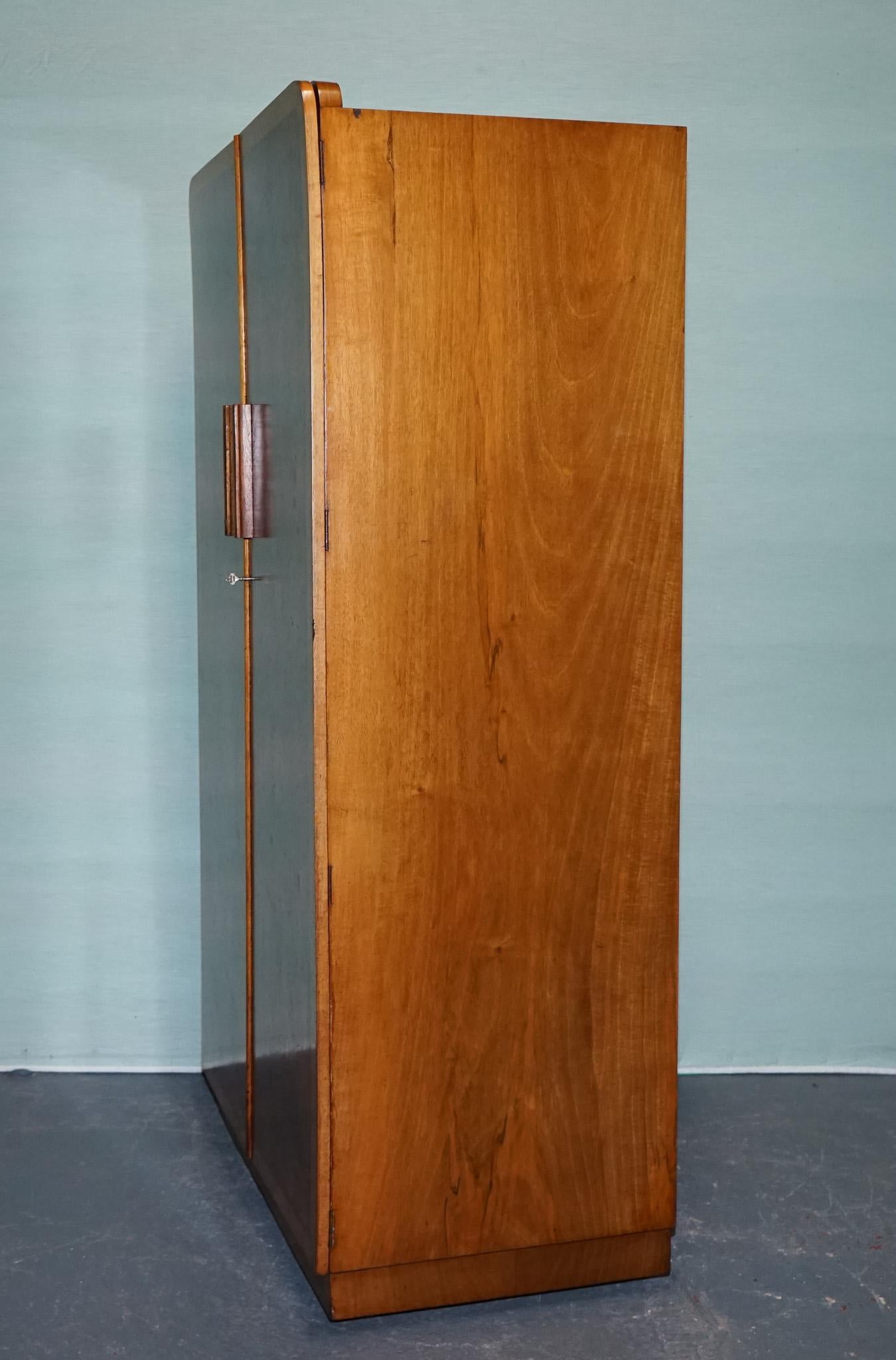 1930 VINTAGE ENGLISH ART DECO BURR WALNUT COMPACT DOUBLE WARDROBE LINEN PRESS In condizioni buone in vendita a Pulborough, GB