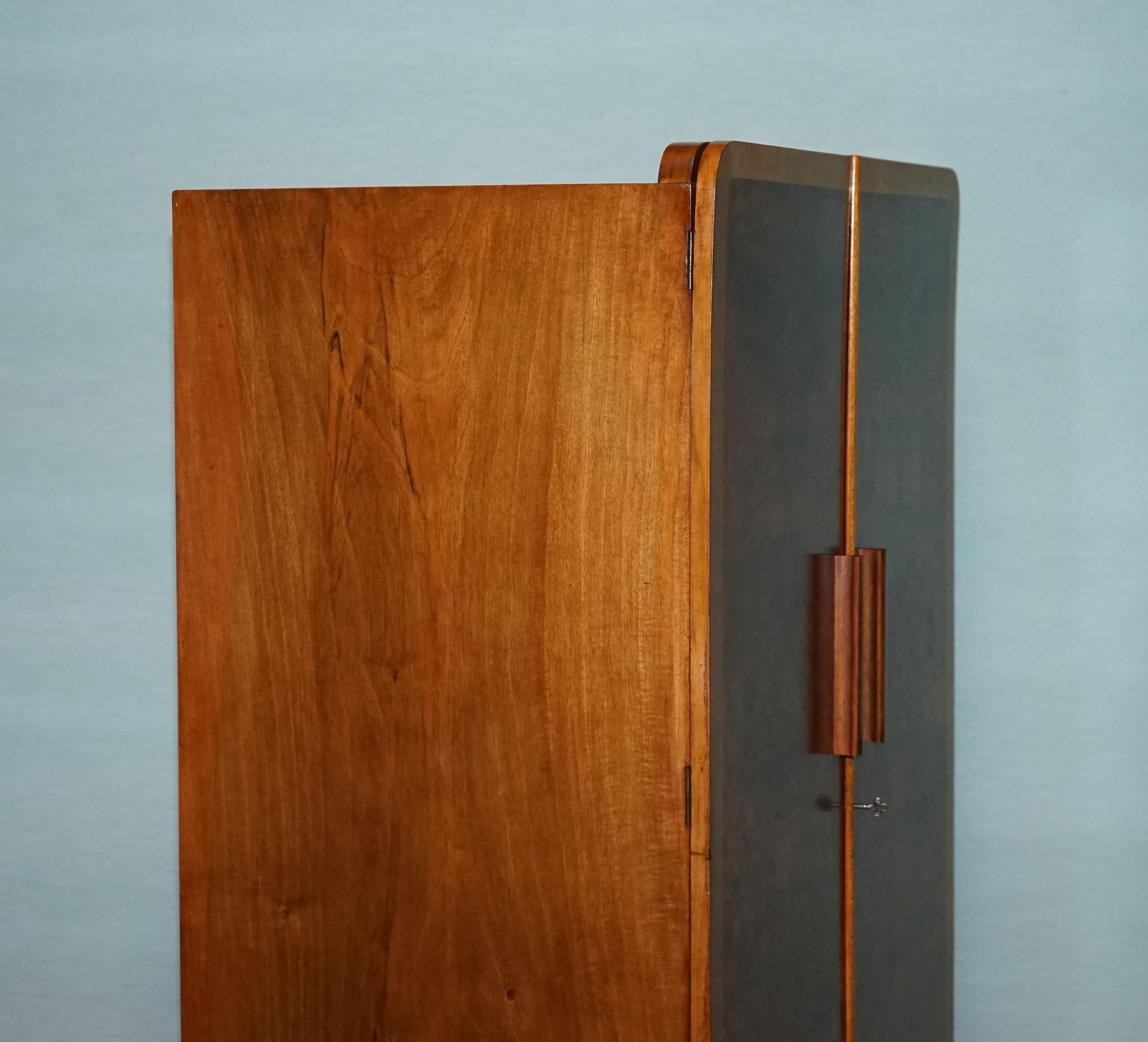 Noce 1930 VINTAGE ENGLISH ART DECO BURR WALNUT COMPACT DOUBLE WARDROBE LINEN PRESS in vendita
