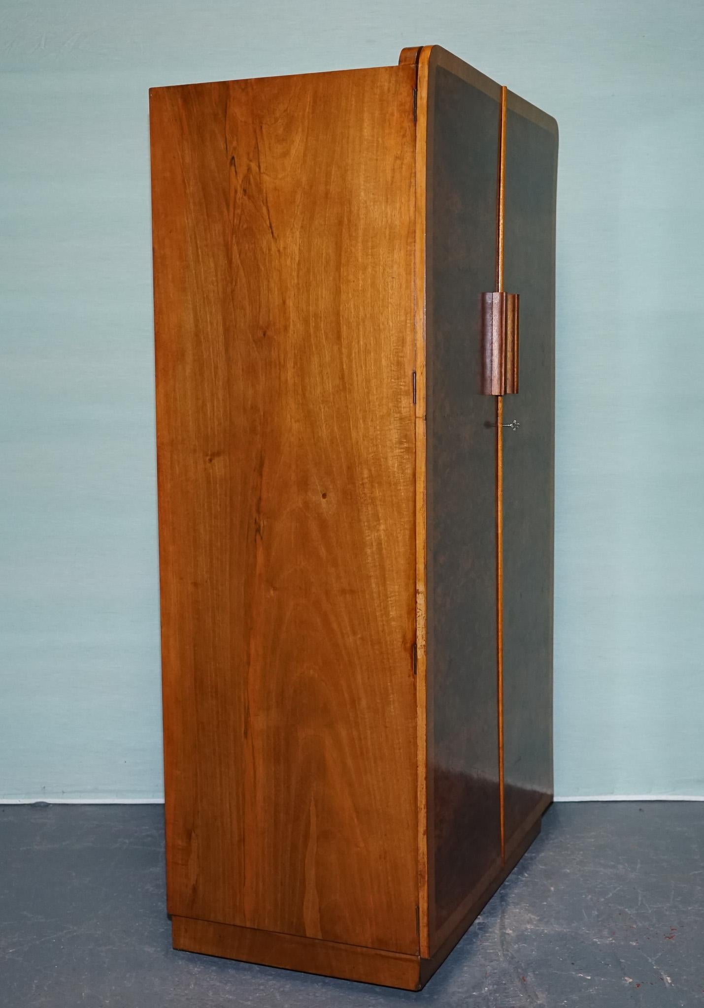 1930 VINTAGE ENGLISH ART DECO BURR WALNUT COMPACT DOUBLE WARDROBE LINEN PRESS in vendita 1