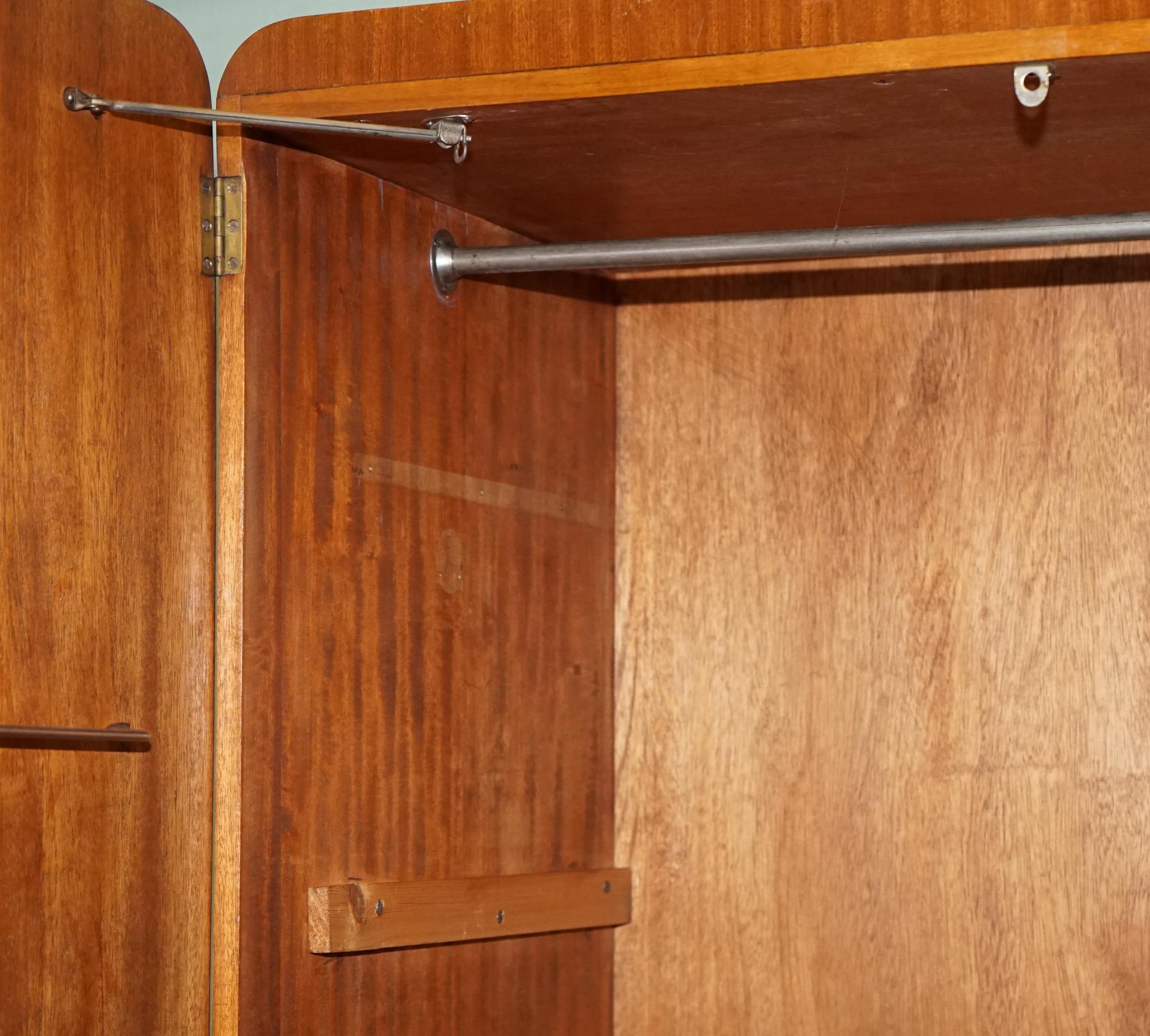 1930 VINTAGE ENGLISH ART DECO BURR WALNUT COMPACT DOUBLE WARDROBE LINEN PRESS in vendita 2