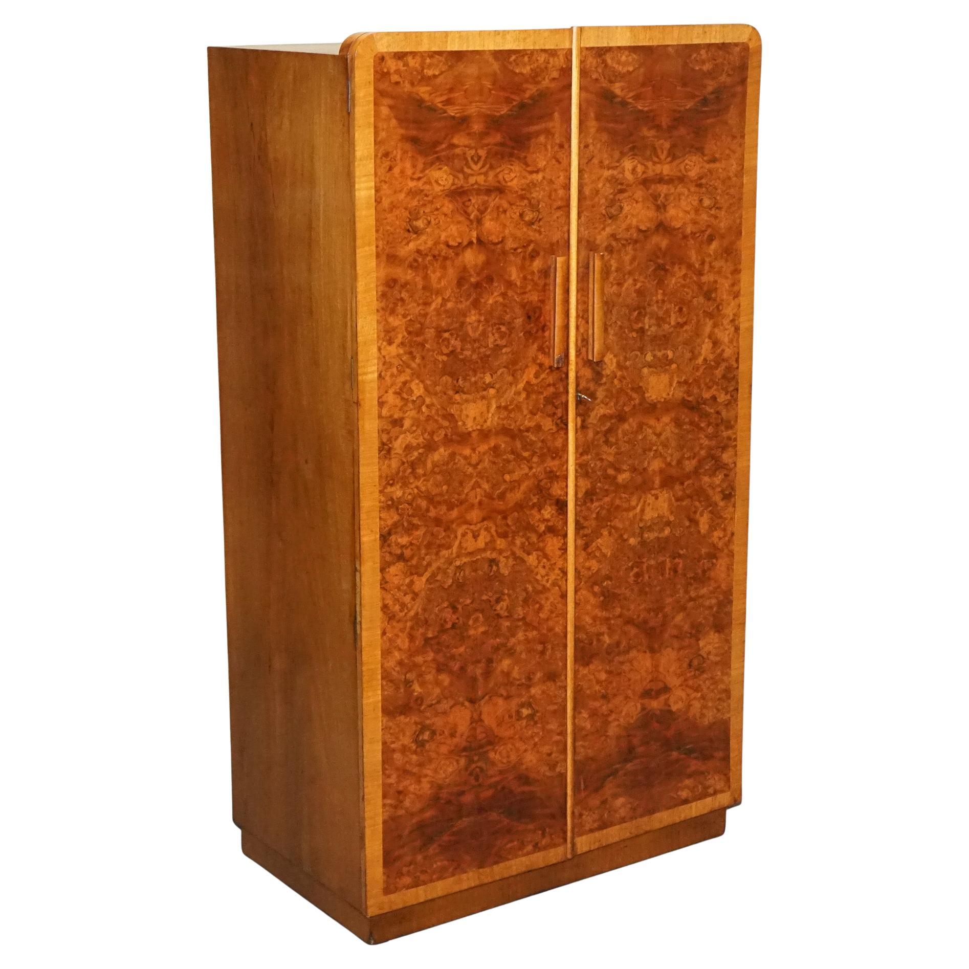 1930 VINTAGE ENGLISH ART DECO BURR WALNUT COMPACT DOUBLE WARDROBE LINEN PRESS in vendita