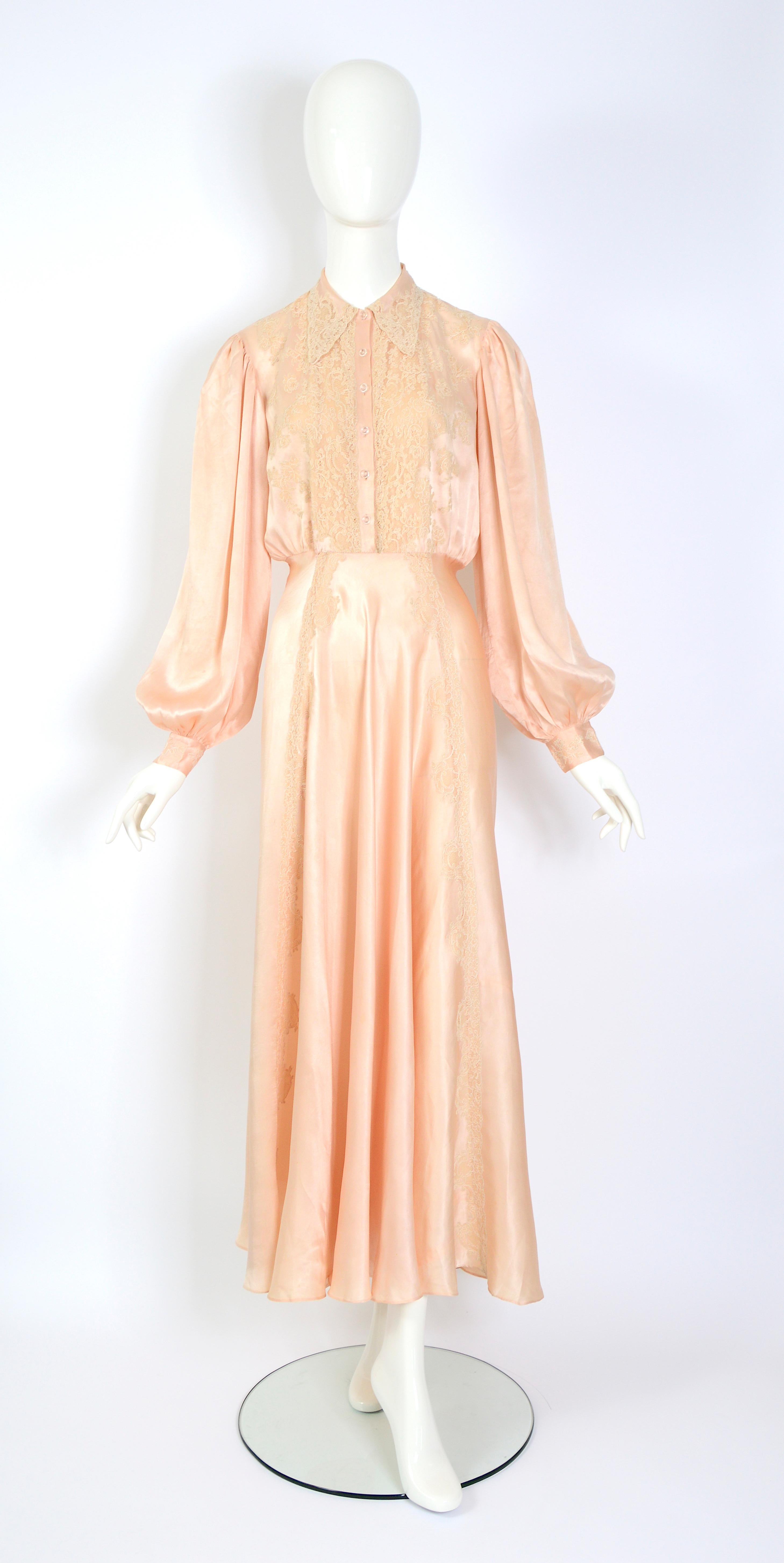 1930s vintage French peach silk & lace Hollywood movie star antique tea gown For Sale 5