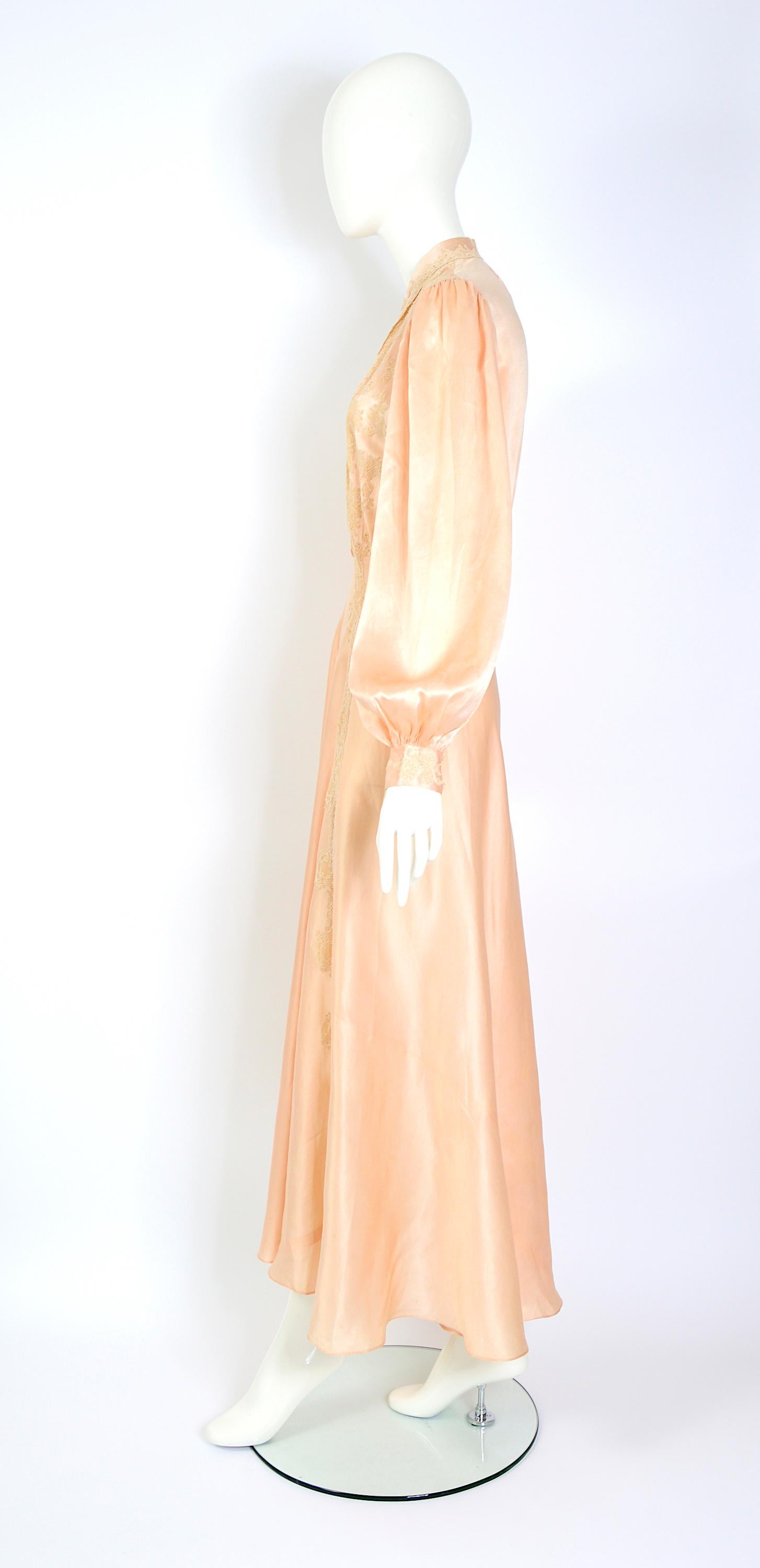 Orange 1930s vintage French peach silk & lace Hollywood movie star antique tea gown For Sale
