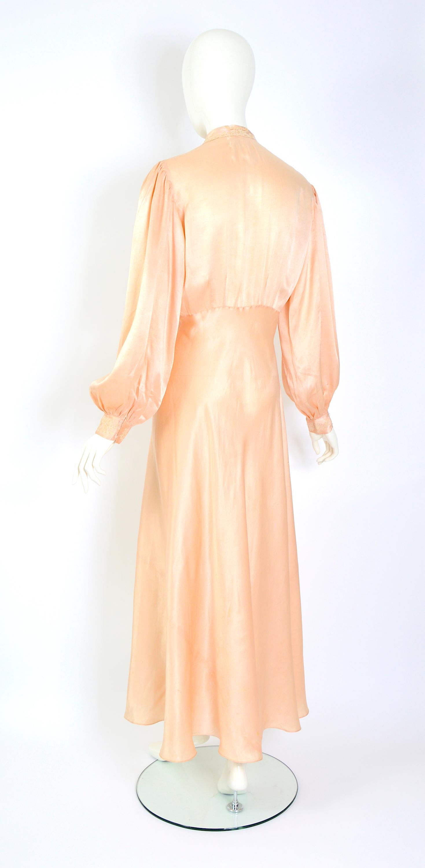 1930s vintage French peach silk & lace Hollywood movie star antique tea gown In Good Condition For Sale In Antwerp, BE